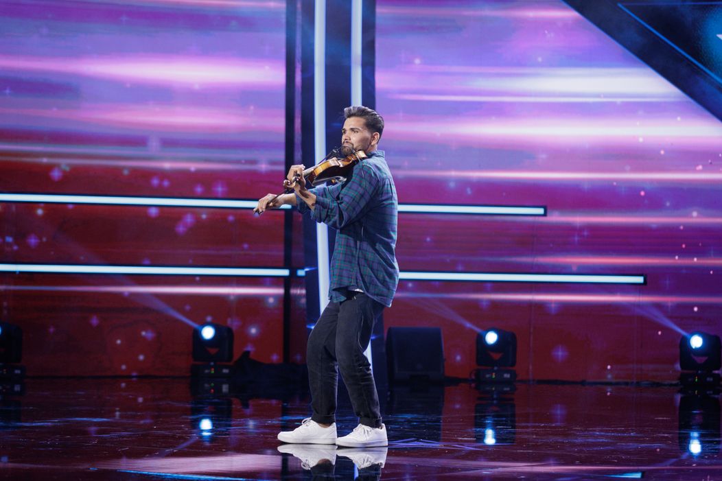 Cine este Iosif Mândru, concurentul care a încheiat seara apoteotic la „Românii au talent” 2026. „Nu știu notele, nu știu să citesc o partitură”