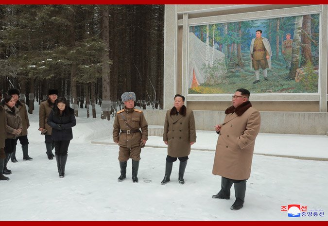 Kim Jong Un, călare pe un cal alb, pe muntele sacru al Coreei de Nord. Imaginile misterioase care prevestesc un anunț major