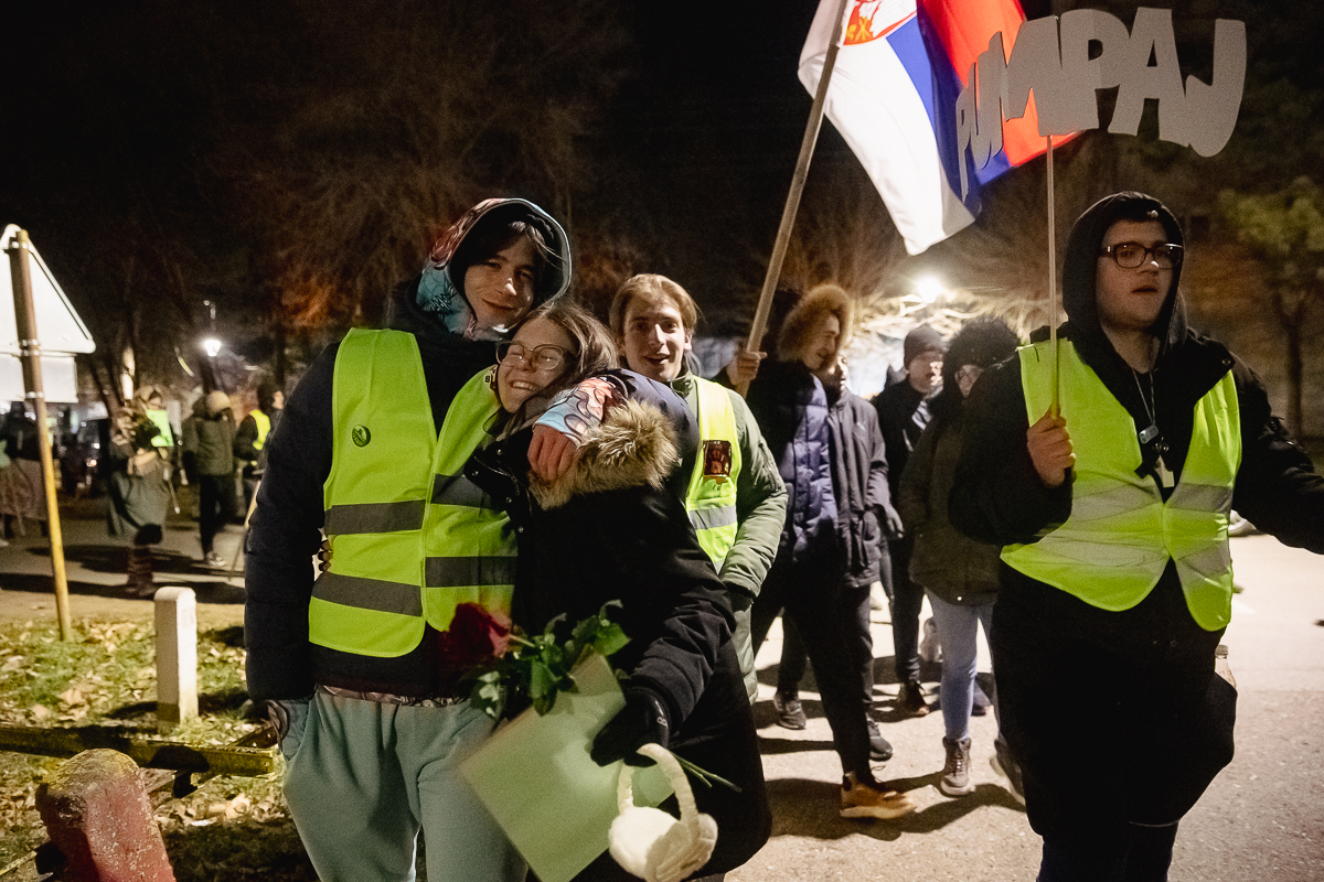 Cum protestează studenții sârbi prin marș și de ce strigă numele Laurei Kovesi