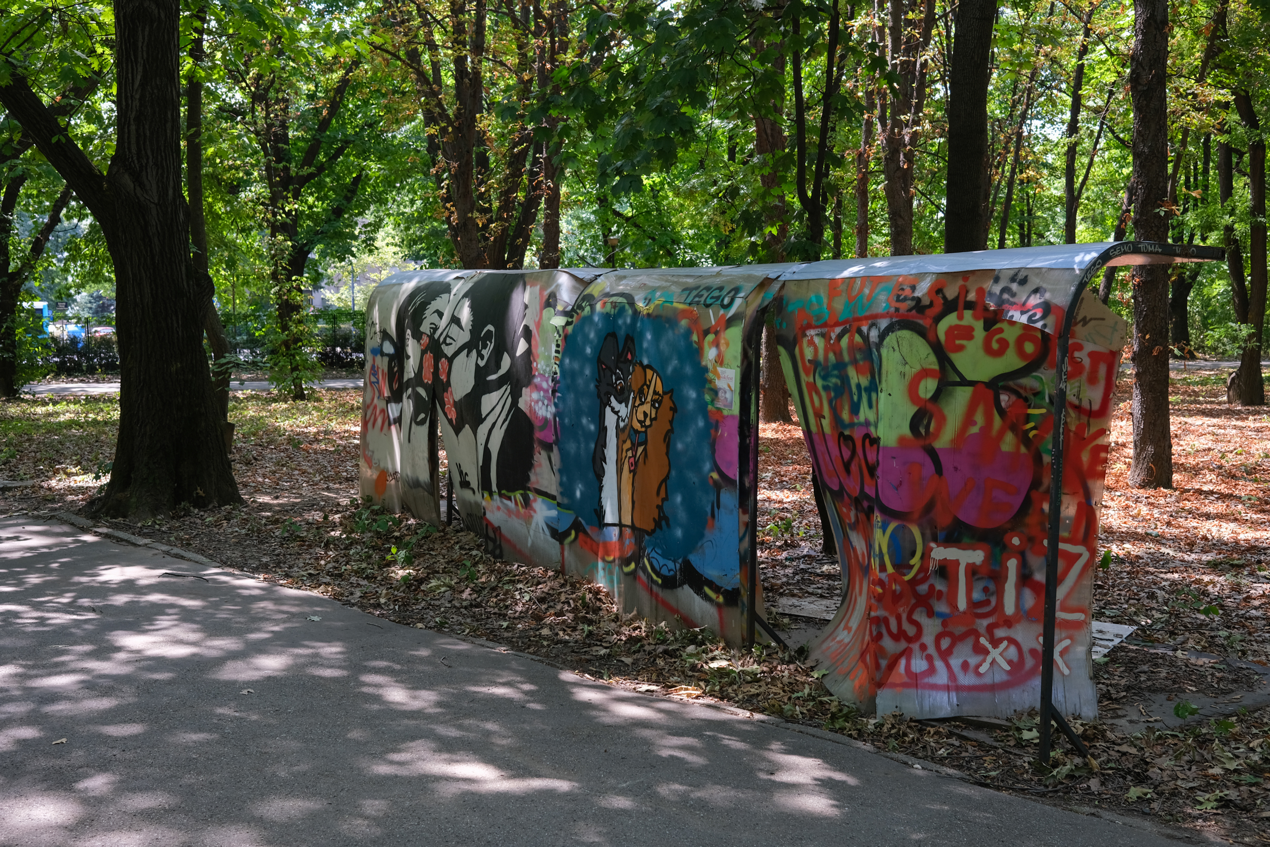 Parcul Herăstrău, degradarea continuă. Bănci rupte, iarbă lipsă, alei crăpate și arteziene fără apă