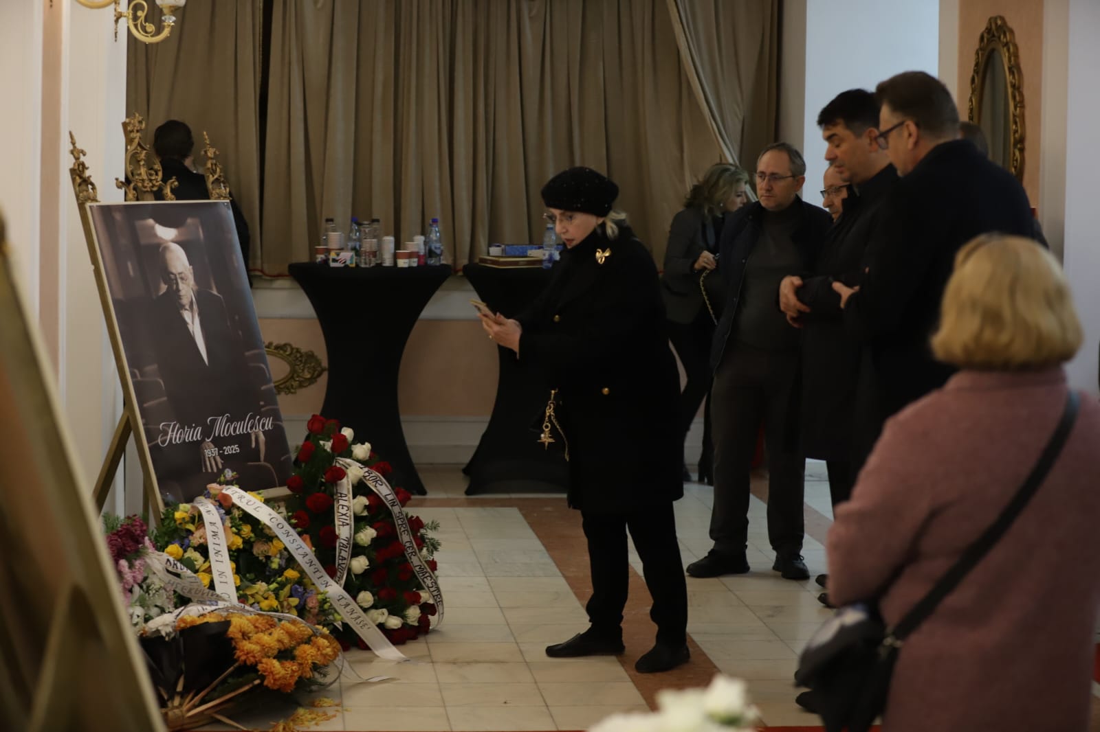 Cum a apărut Nidia Moculescu lângă sicriul cu trupul neînsuflețit al lui Horia Moculescu. Primele imagini