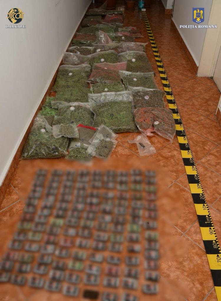 Geantă cu 130.000 de euro aruncată pe geam în timpul unor percheziții la dealeri de droguri din Cluj și Iași. Captura făcută de polițiști
