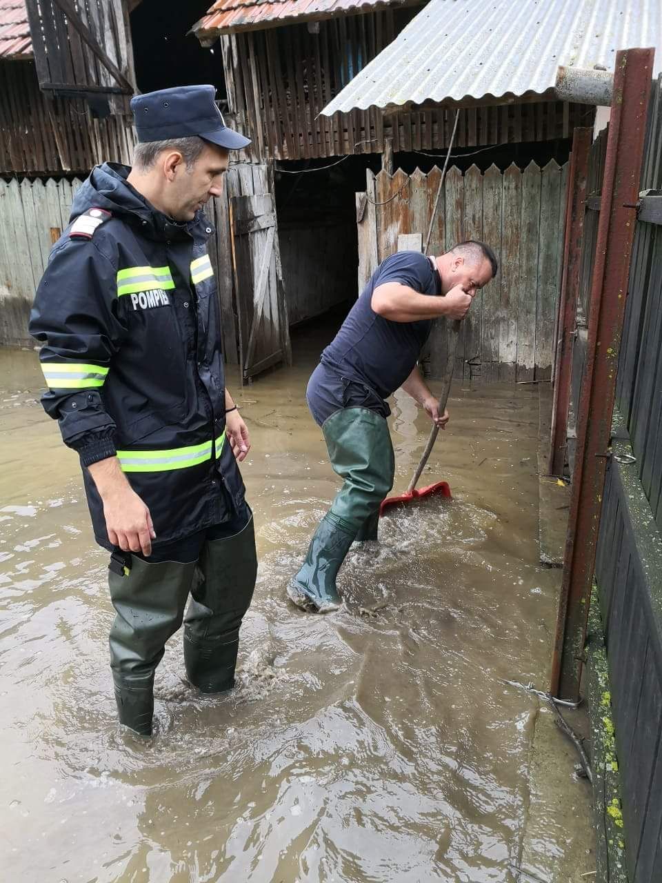 UPDATE/ Cod roșu de inundații în Vâlcea, Gorj și Argeș. Zeci de oameni au fost evacuați din case în Băbeni, Vâlcea
