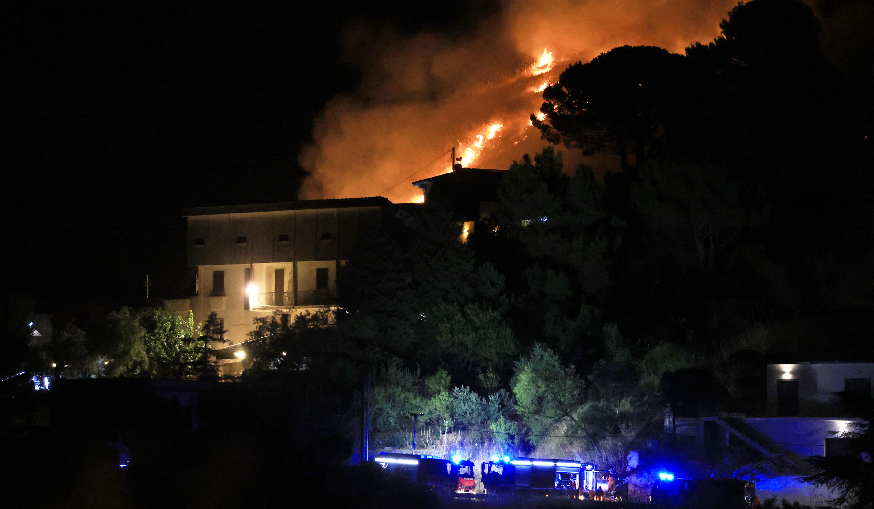 Sute de turiști au fost evacuați pe mare din cauza unui incendiu izbucnit într-o stațiune din Italia