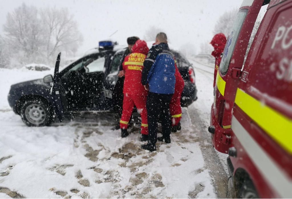 Bolnav psihic salvat din zăpadă de jandarmi, la Focșani. Tânărul era la bustul gol, desculț și cu pantaloni de pijama/ FOTO