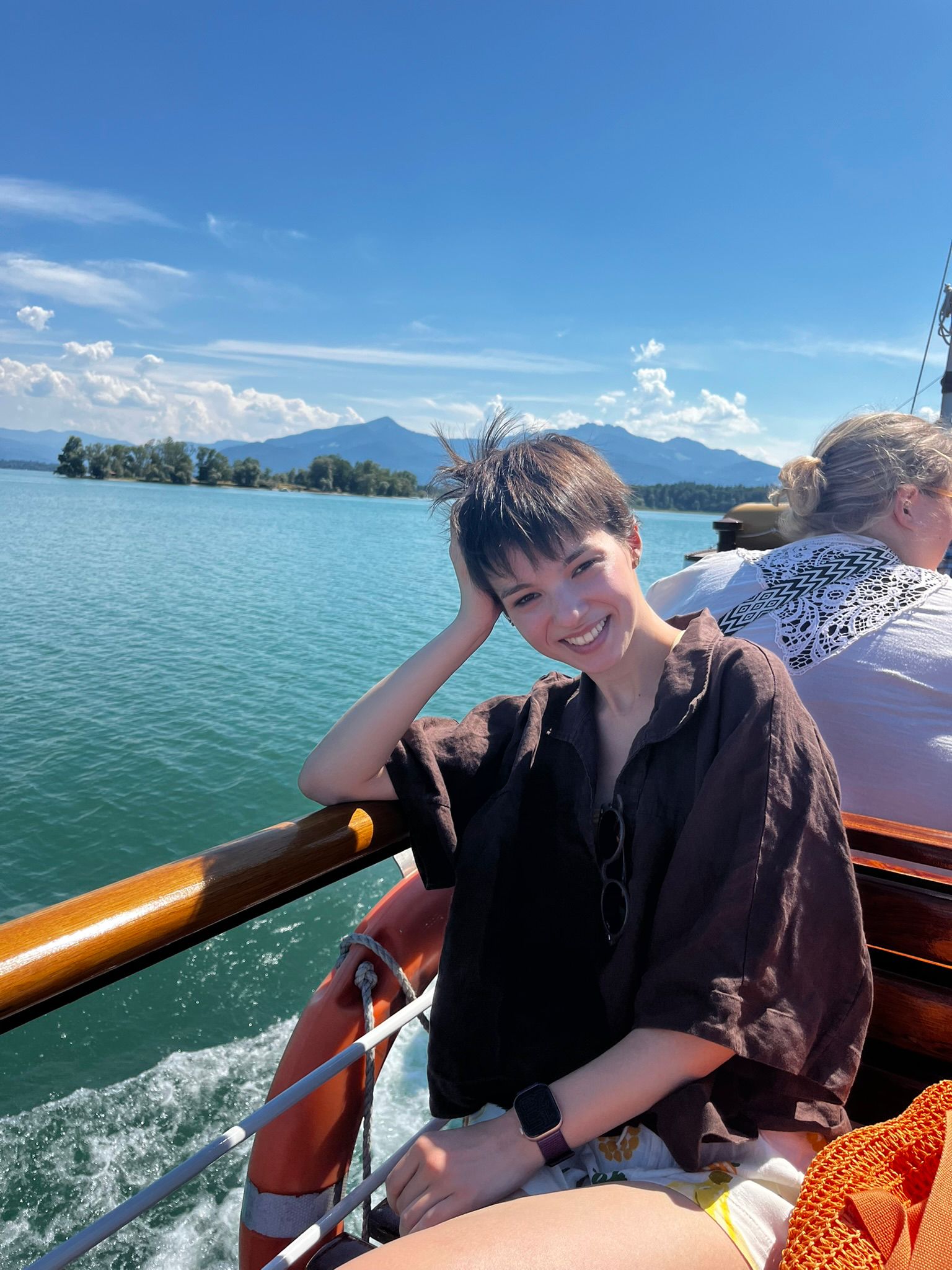 Karina Jianu, actrița din serialul „Ana, Mi-ai fost scrisă în ADN”, vacanță de vis alături de colegii de platou. Unde s-au relaxat