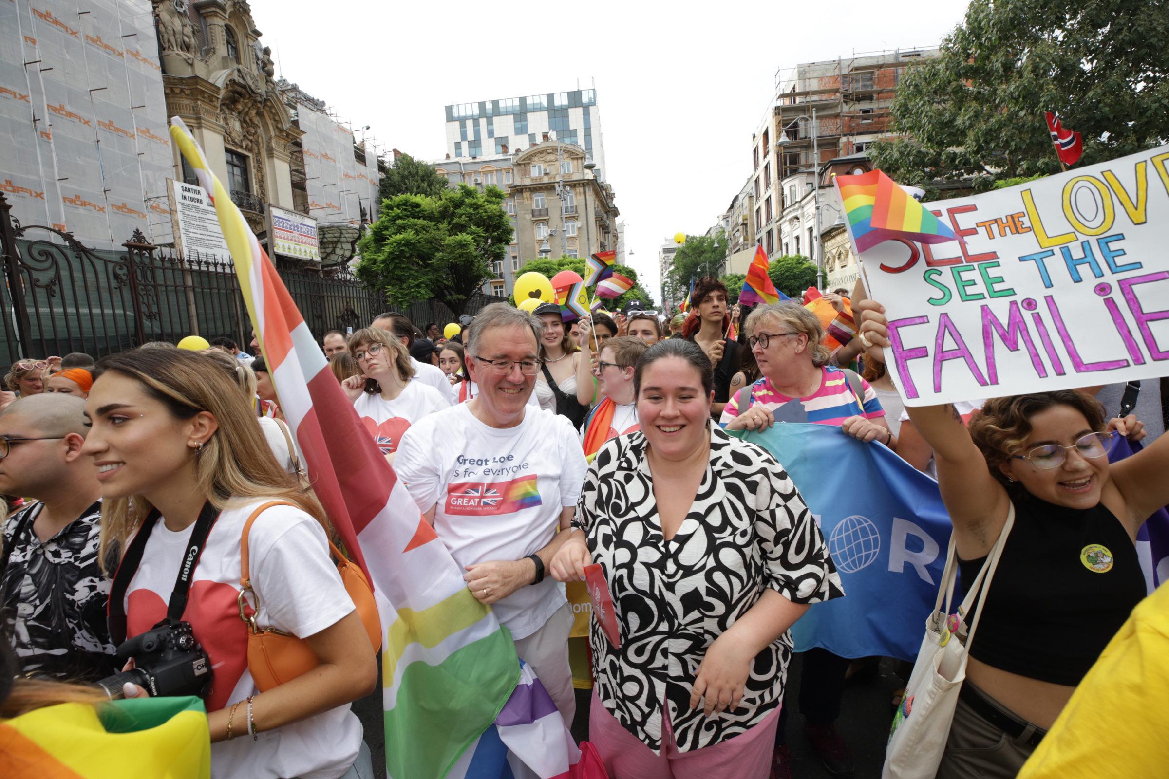 Aproape 25.000 de oameni au participat la Bucharest Pride, la câteva ore după ce 150 de persoane au luat parte la „Marșul normalității”