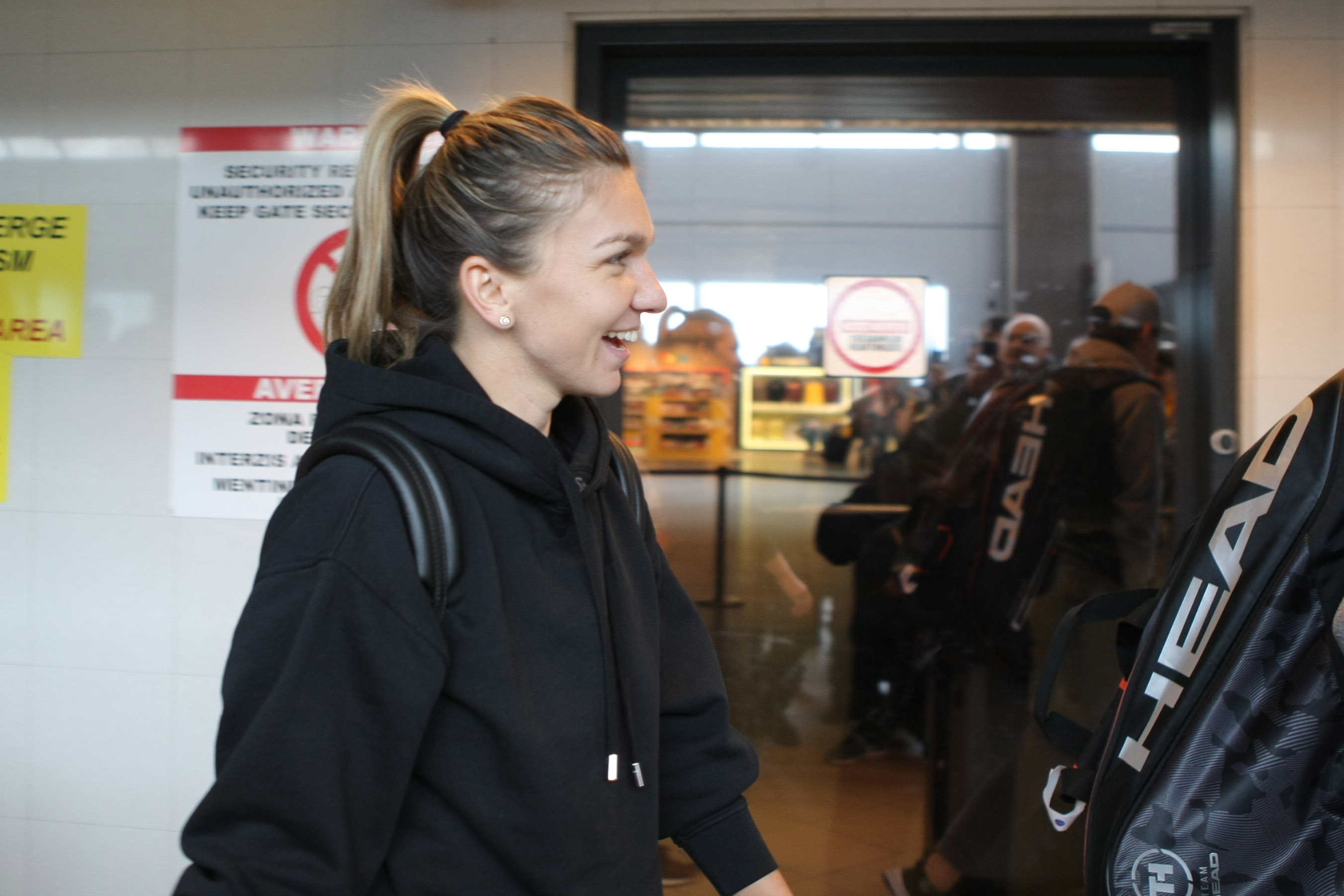 Simona Halep s-a întors acasă supărată și accidentată. A refuzat primirea la Salonul Oficial. Îmbulzeală la aeroport / GALERIE FOTO
