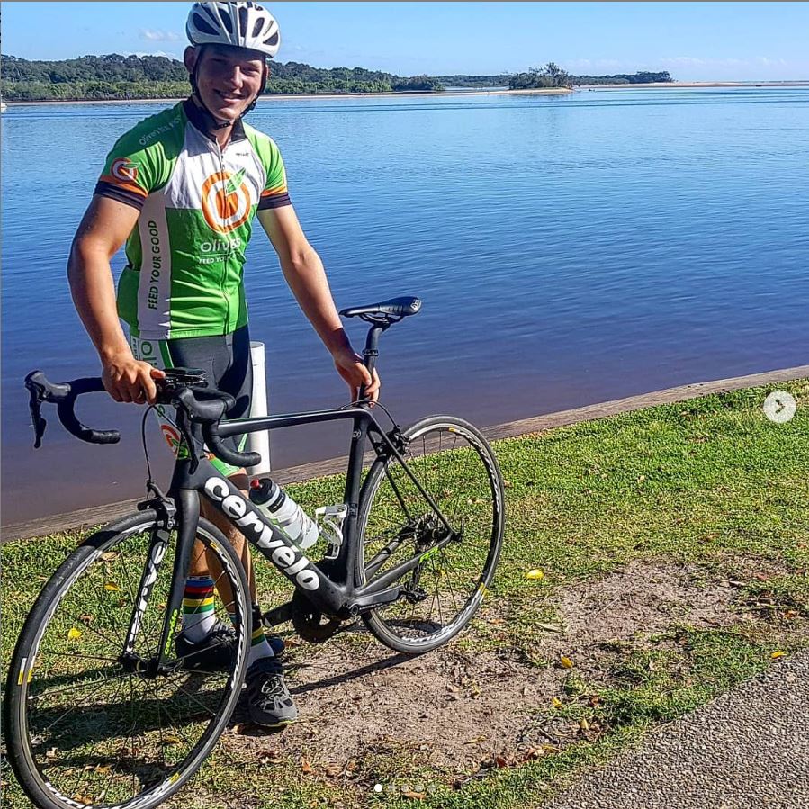 FOTO | Un student britanic de 18 ani a devenit cea mai tânără persoană care a făcut înconjurul lumii pe bicicletă