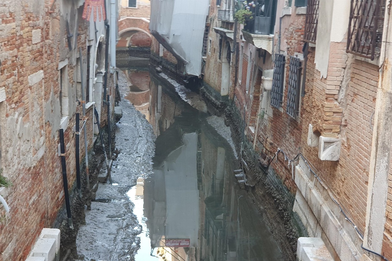 Veneția, în noroi, după ce faimoasele canale au secat din cauza mareei joase