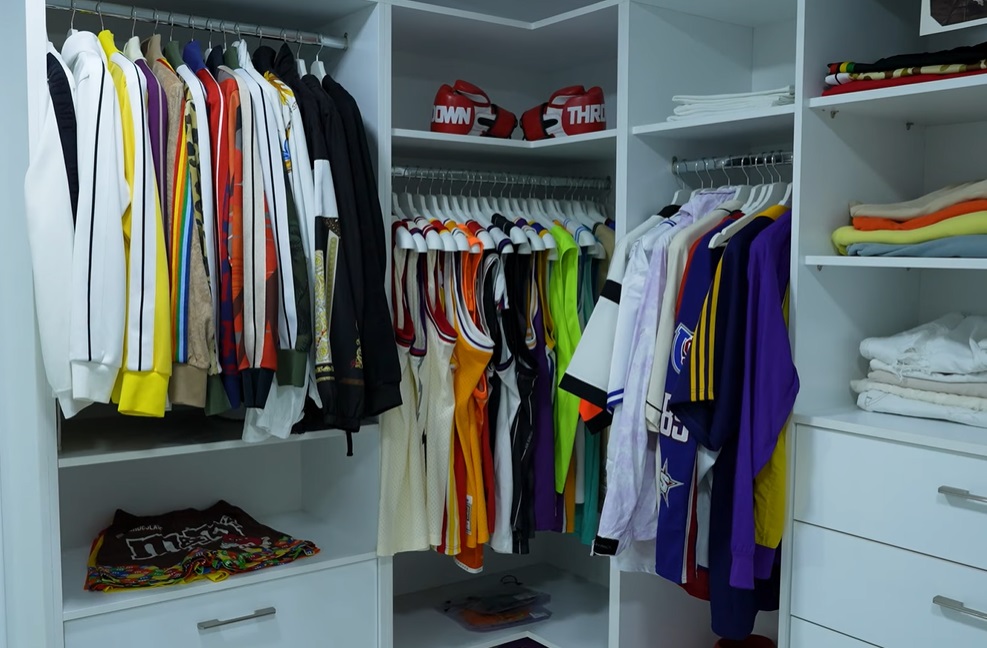 Imagini cu dressingul lui Dorian Popa. „Poate fi asemănat cu un spital. Sunt nebun după ordine”. Are o colecție de adidași de 40.000 de euro