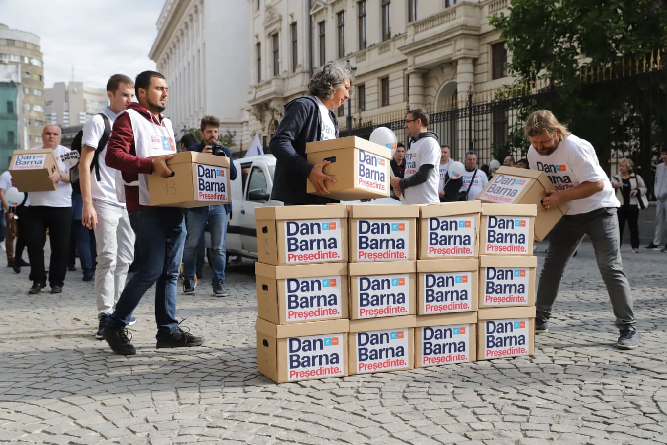 Dan Barna și-a depus candidatura la prezidențiale la Biroul Electoral Central. Alianța USR-Plus a strâns aproape 400.000 de semnături