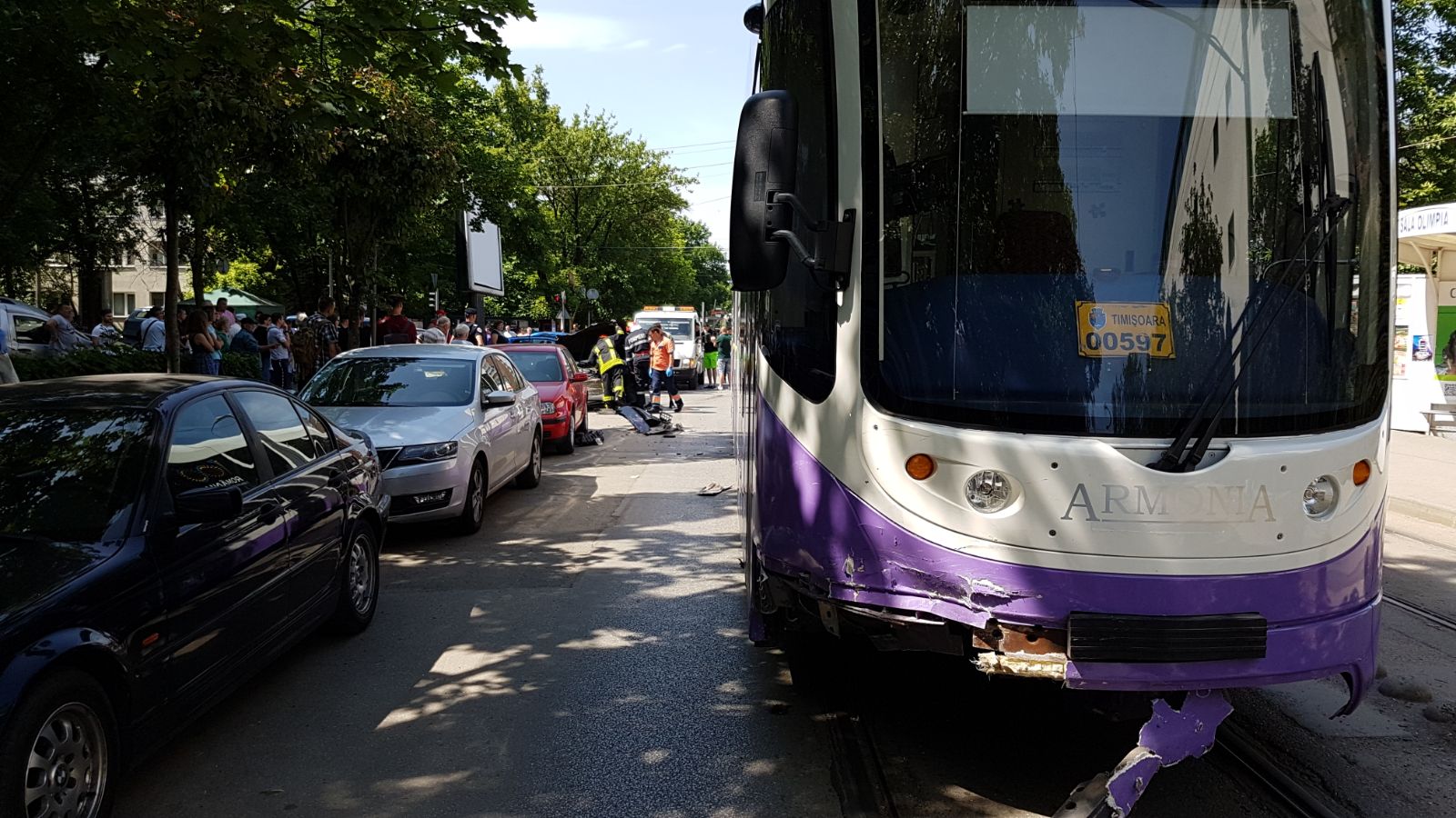 GALERIE FOTO/ Un Chevrolet Camaro a intrat într-un tramvai la Timișoara. Mașina a fost făcută praf