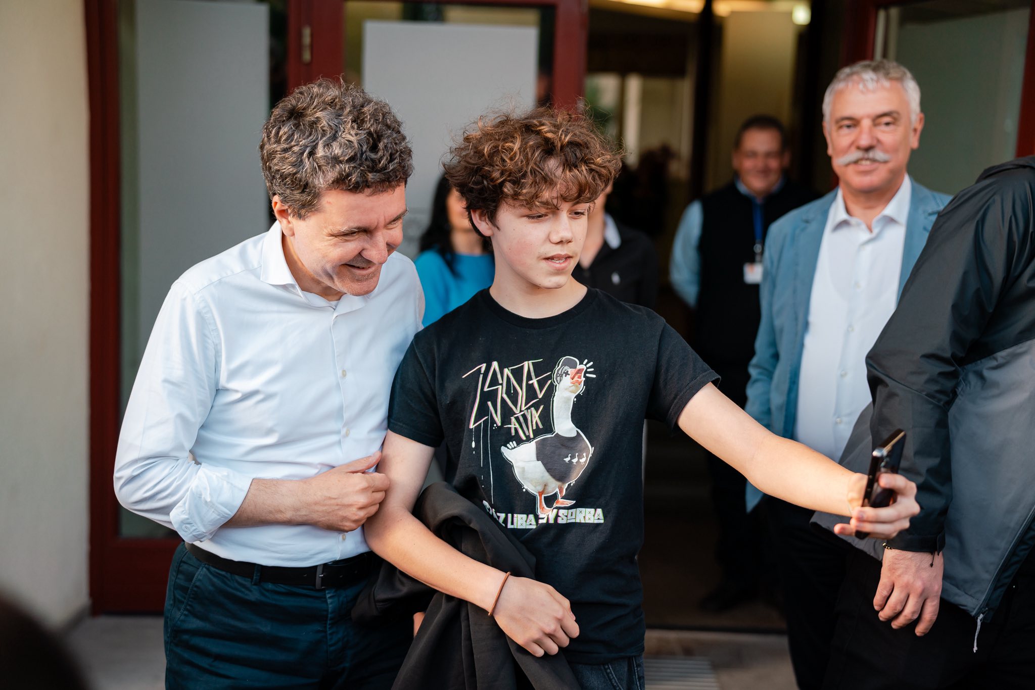După vizita din Praid, președintele Nicușor Dan, ca acasă în Secuime: a stat cu liderii UDMR la o terasă oarecare și s-a fotografiat cu localnicii