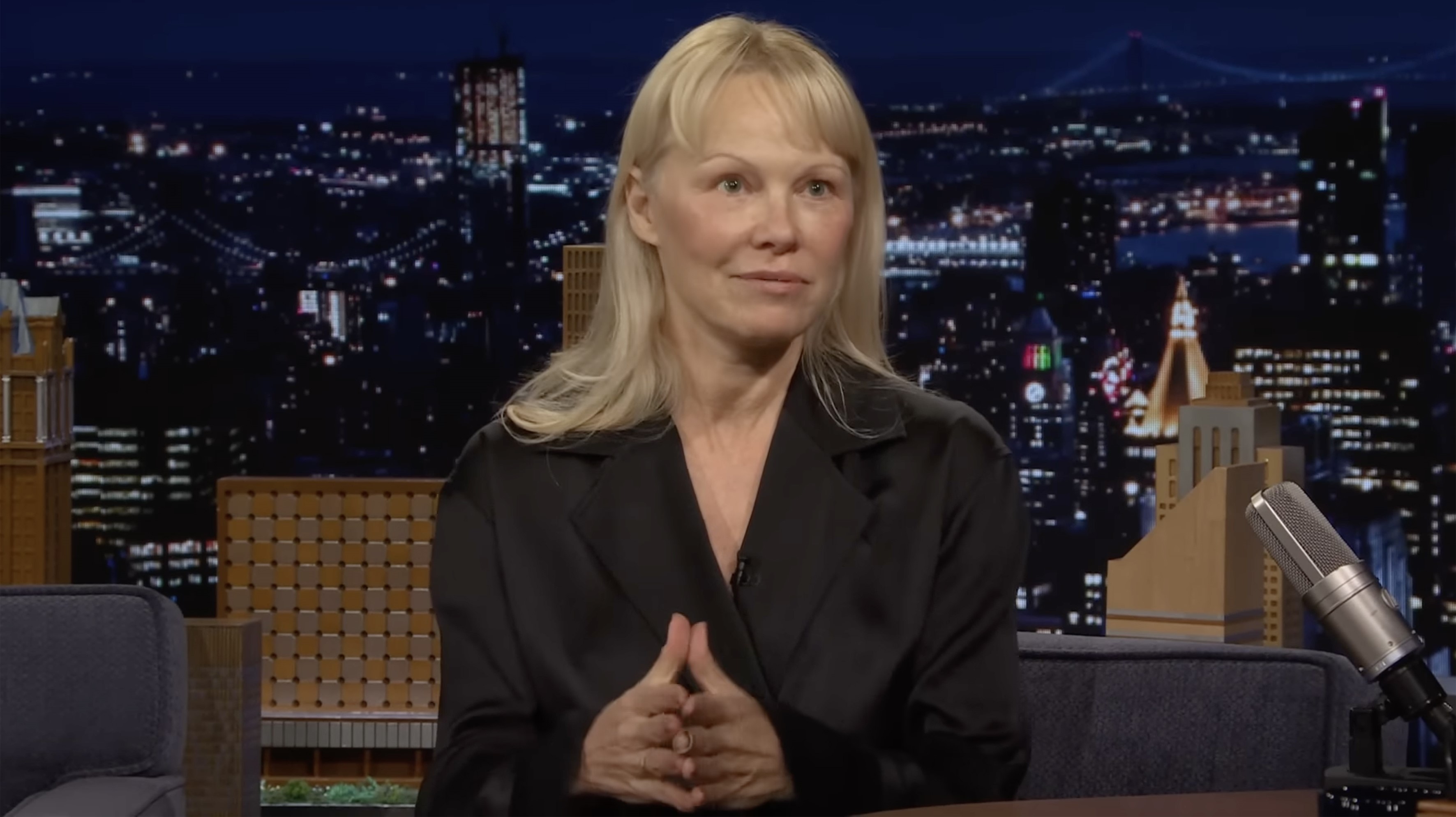 Pamela Anderson a împlinit 59 de ani și își amintește despre episoadele de violență domestică și întâlnirea controversată cu Vladimir Putin
