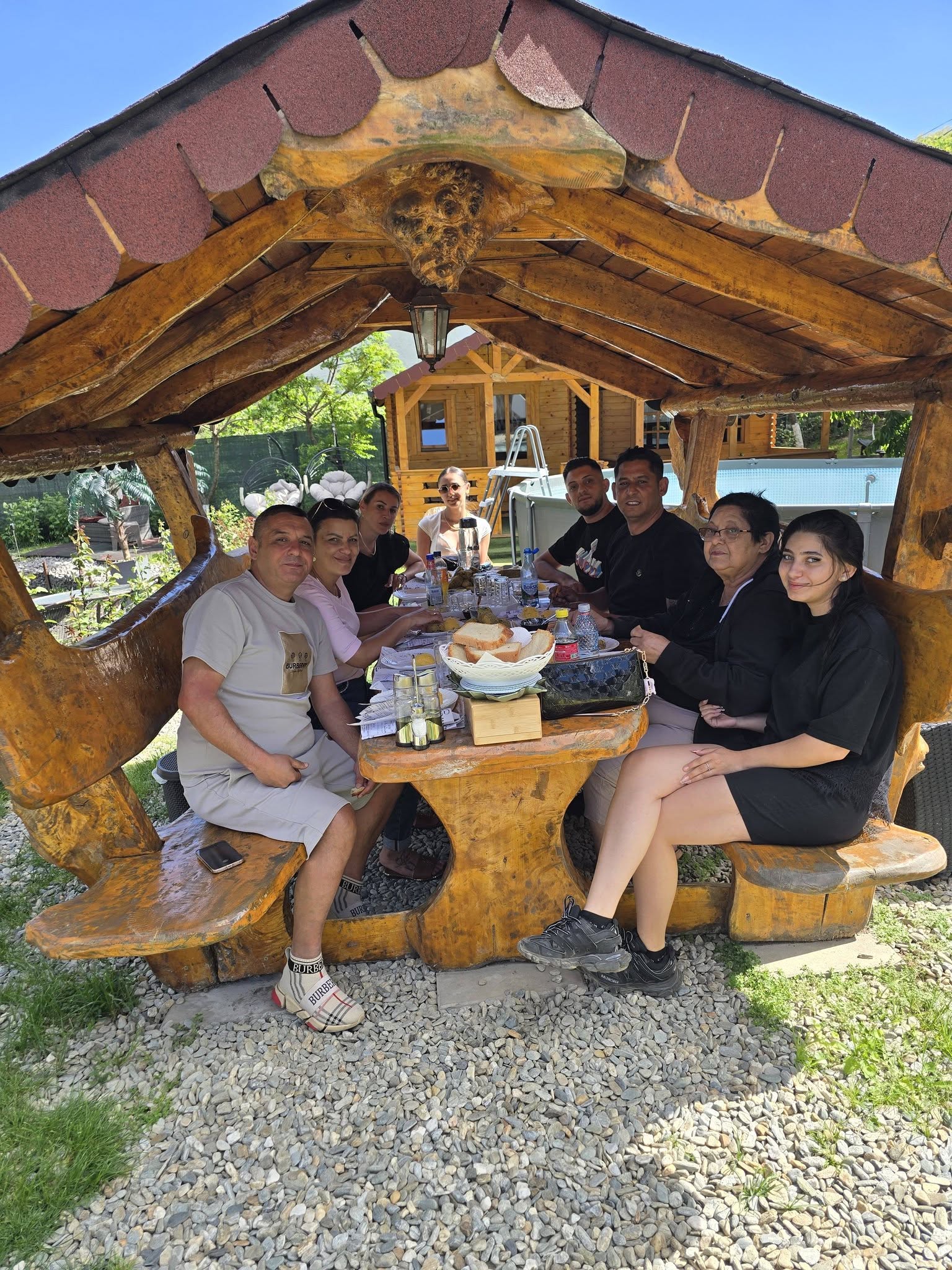 Ovidiu Farcaș, un sibian din Dârlos, și-a săpat un lac în propria curte pentru că îi plăcea pescuitul