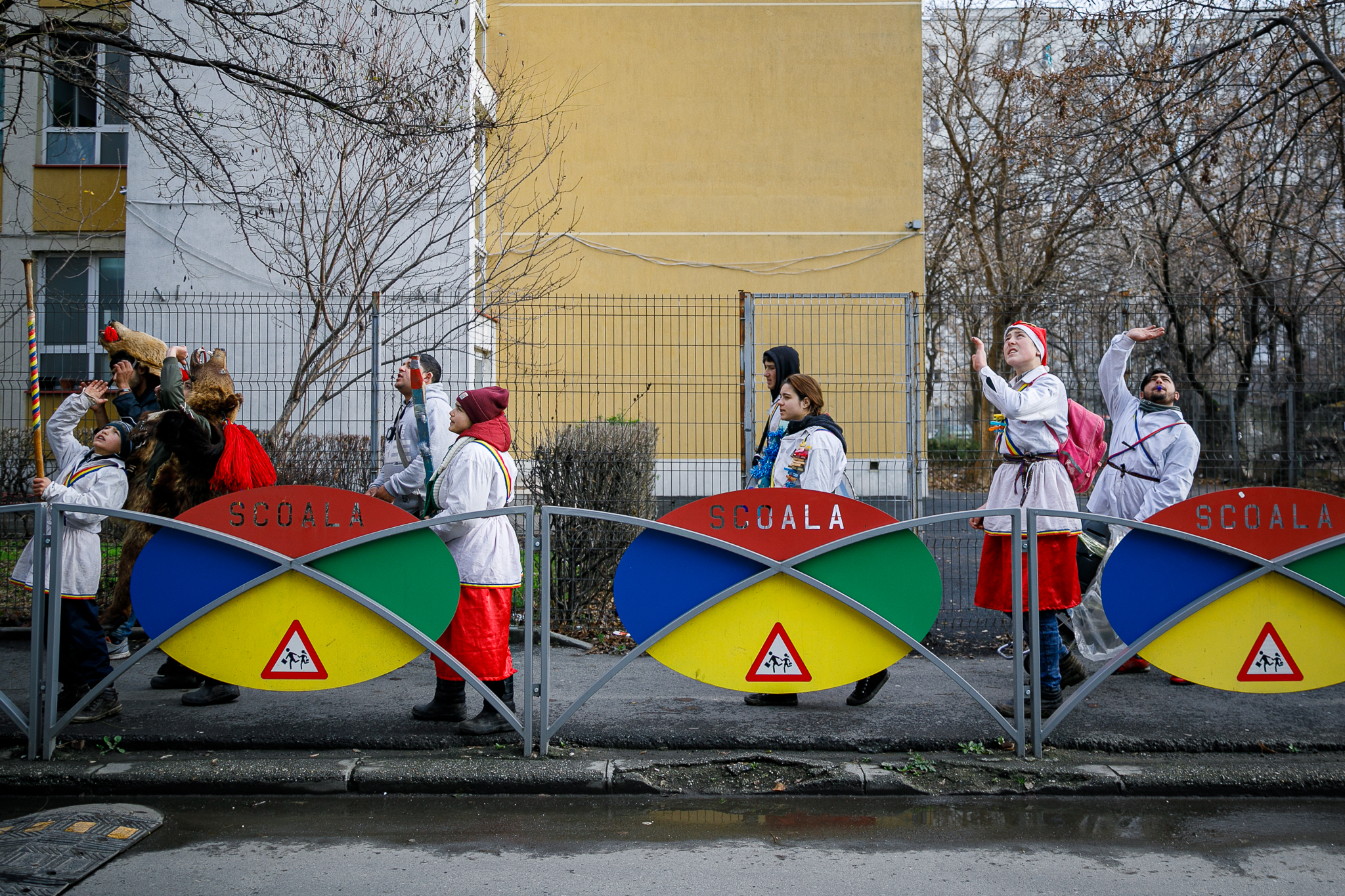 La Dărmănești, Bacău, jocul ursului datează de secole. Tradiția nu exclude boxele, inspirația de pe YouTube și mersul cu metroul în Capitală: “Urșii mei nu trebuie tunși, numai cheptănați și unși!”