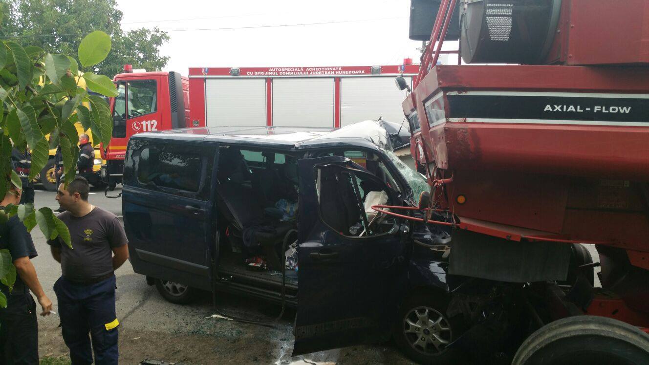 Accident grav lângă Deva! Un microbuz s-a ciocnit de o combină agricolă FOTO