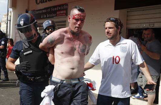 Euro 2016. Învinuită pentru masacrul de la Marsilia, UEFA amenință Anglia și Rusia cu excluderea! | Bilanțul bătăilor: un mort, 34 de răniți și 15 arestați