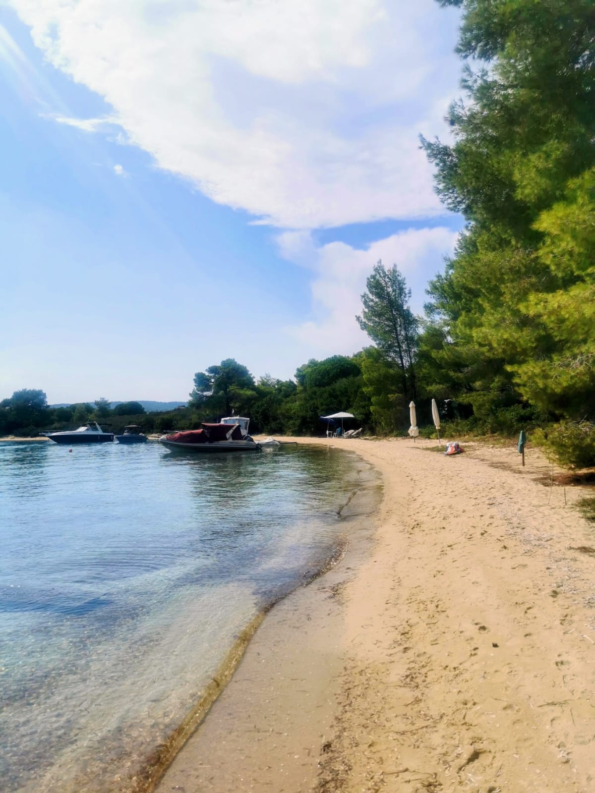 Insula aproape necunoscută din Grecia unde apa e caldă tot anul și nu bate vântul. Se ajunge pe ea doar dacă vor pescarii să te ducă sau dacă închiriezi o barcă
