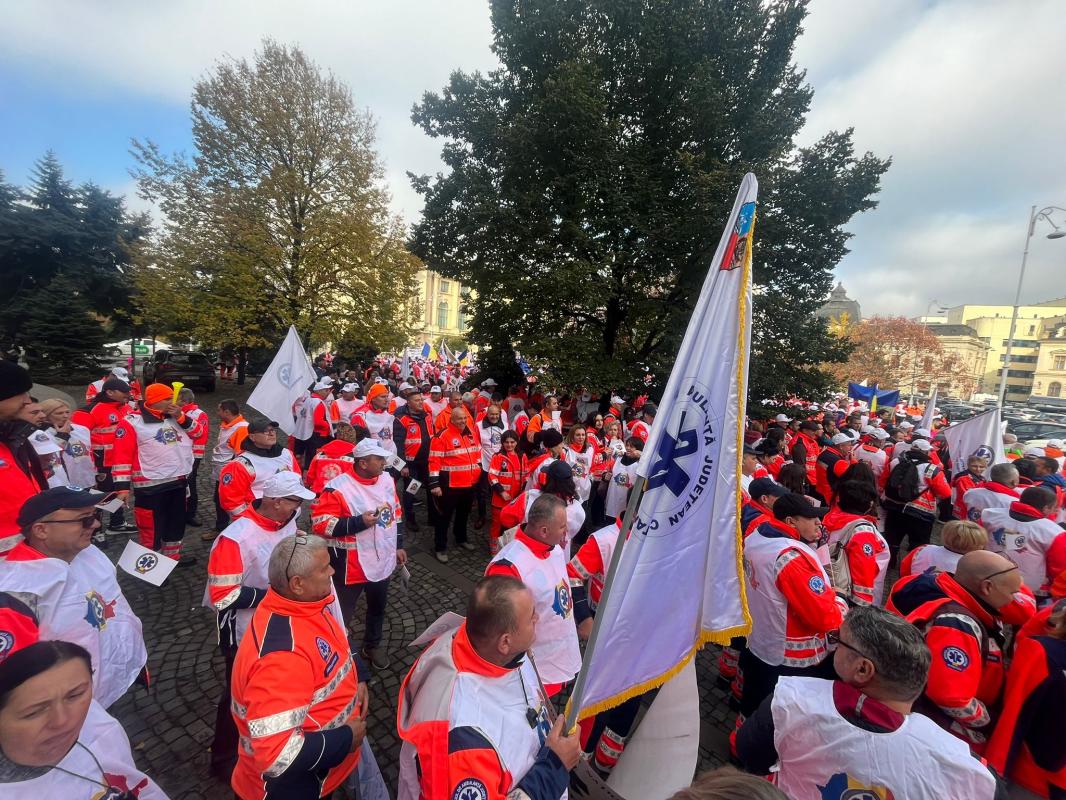 Ambulanțierii protestează azi în fața sediului DSU. Angajații vor mașini noi și salarii mai mari