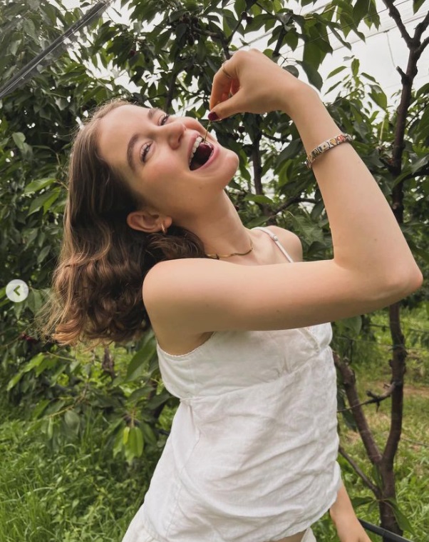 Imagini noi cu Irina Columbeanu în România. Fiica Monicăi Gabor și a lui Irinel Columbeanu a ajuns la Târgu Ocna