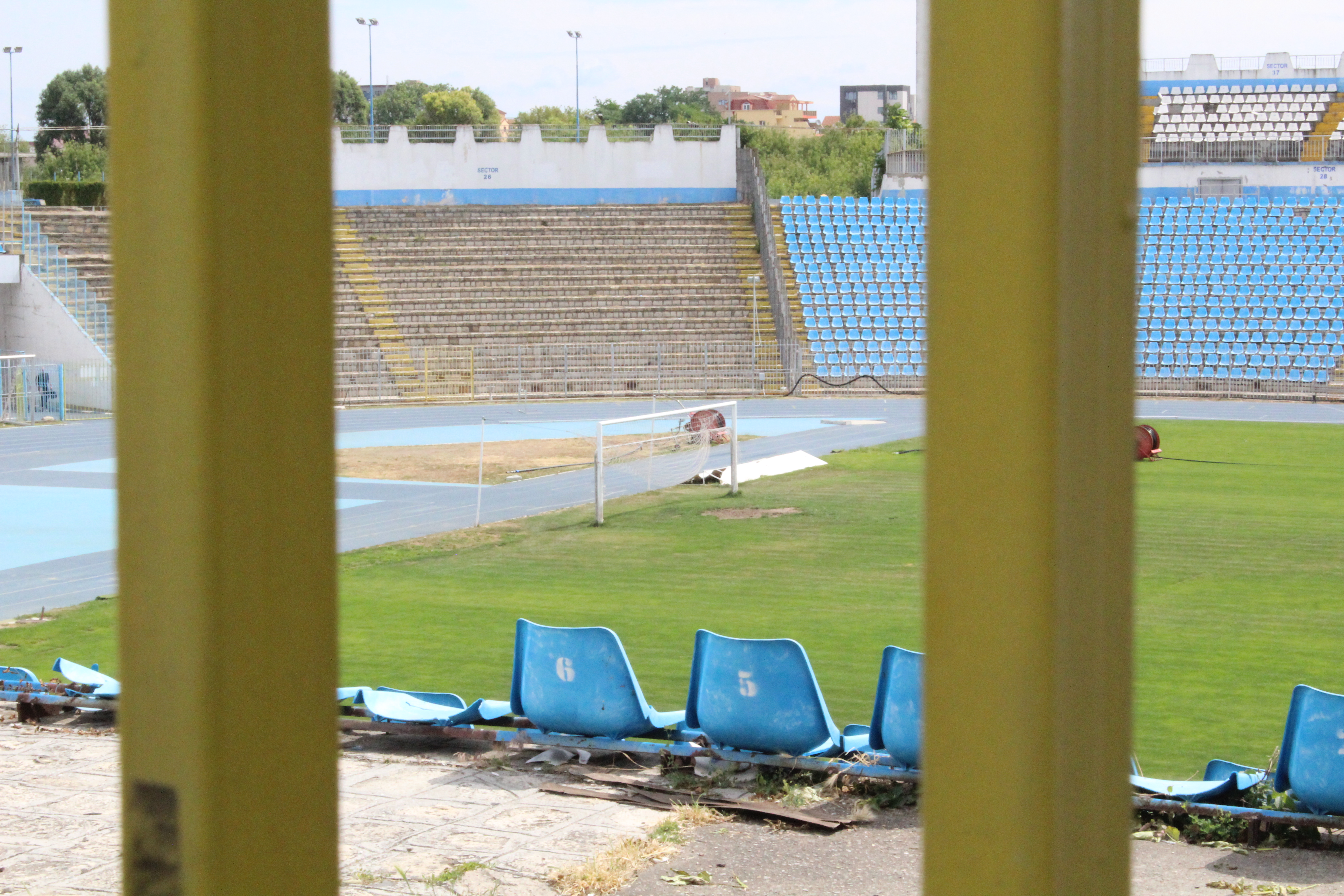 Supercupa de pe 8 iulie, pe un stadion ca după bombardament / FOTO