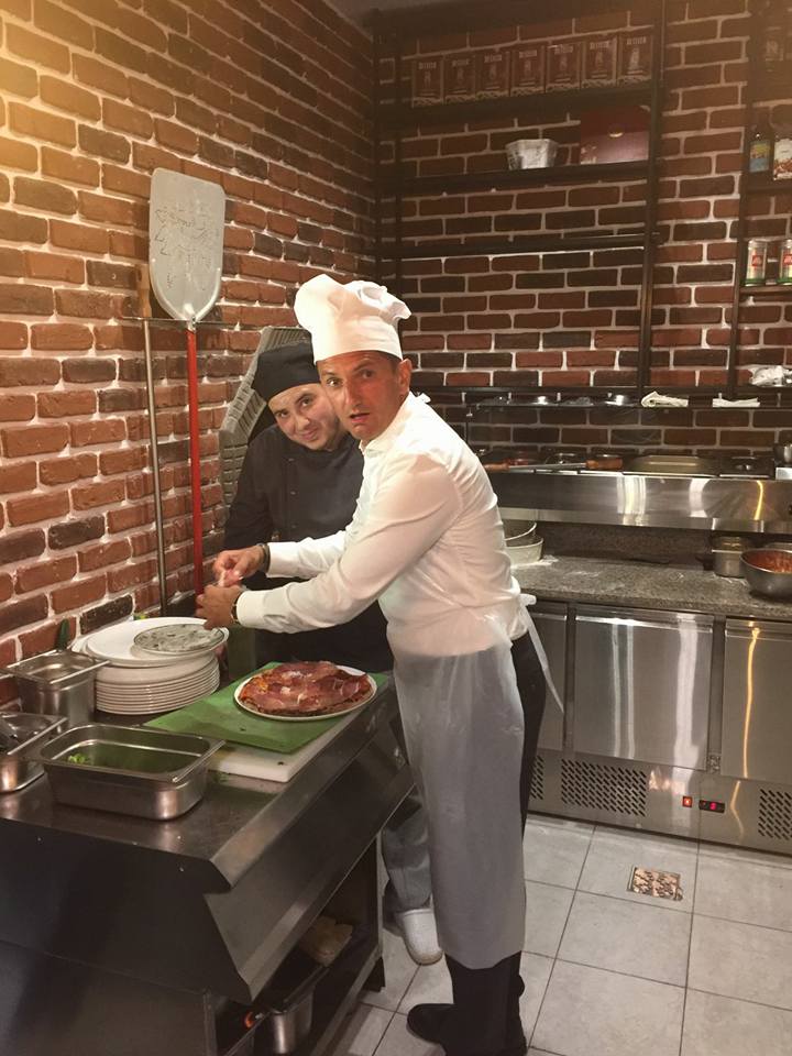 Răzvan Lucescu, la brutărie! Antrenorul a făcut muncă necalificată, pentru un prieten / GALERIE FOTO