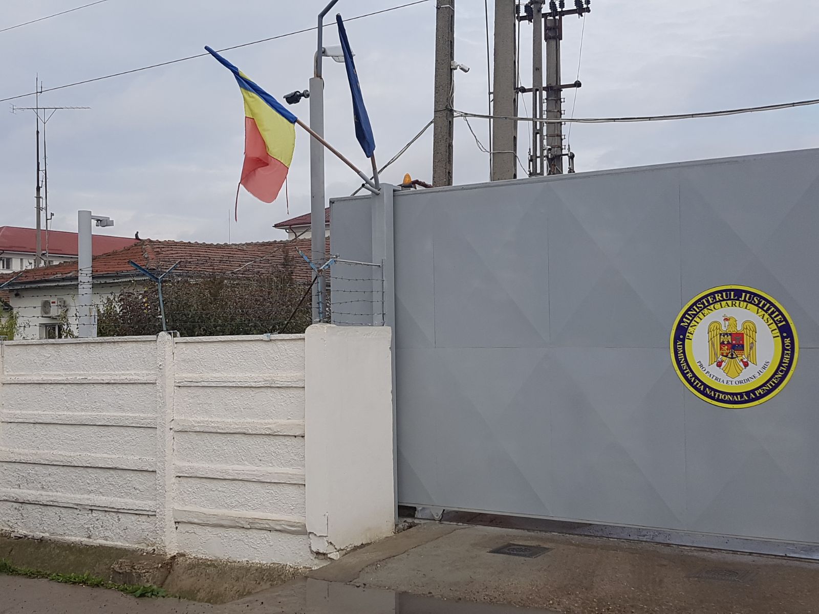 UPDATE: Un deținut al Penitenciarului Vaslui protestează pe acoperișul instituției supărat că a fost amânat de la liberarea condiționată FOTO