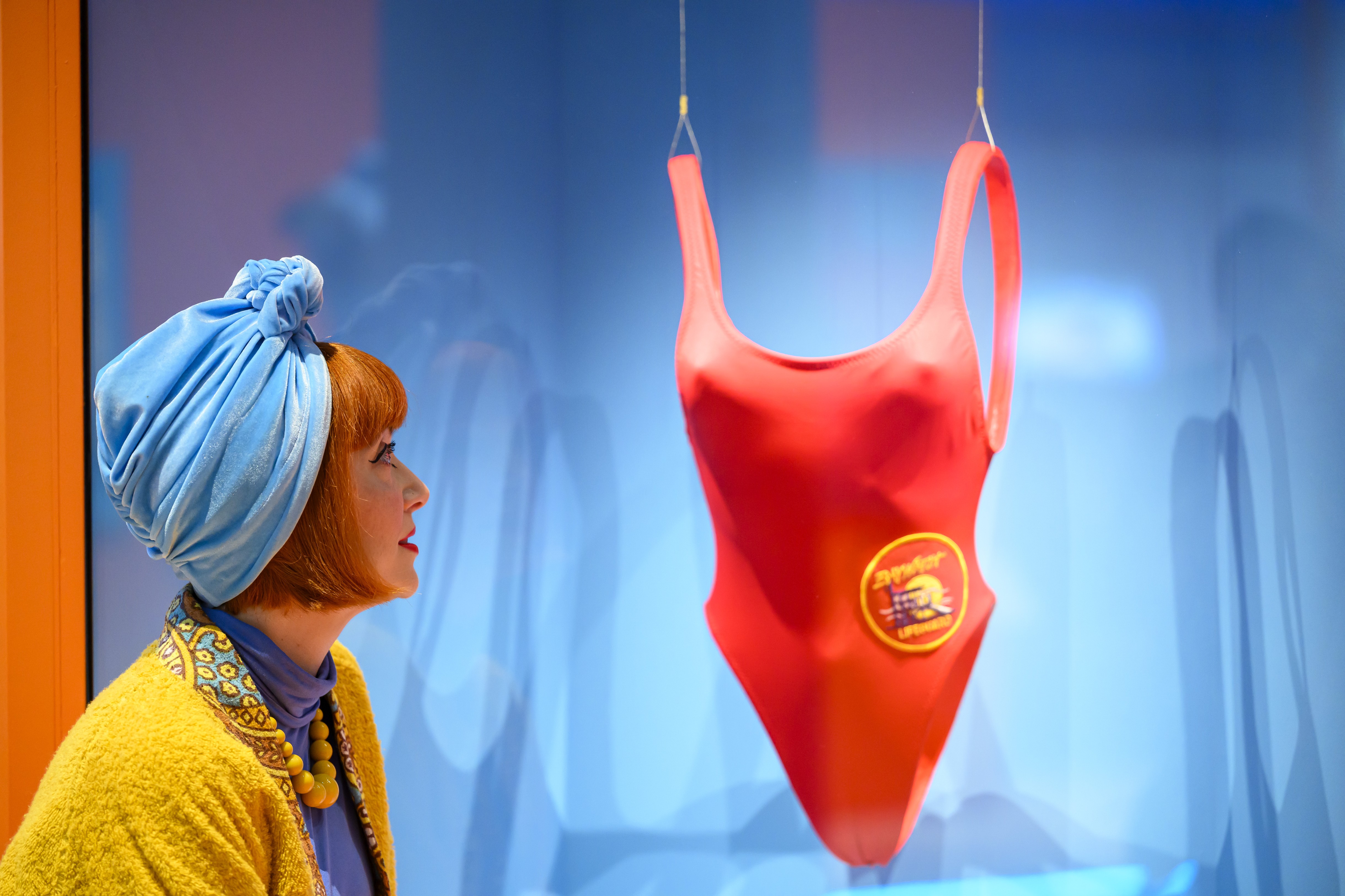 Celebrul costum de baie al Pamelei Anderson din „Baywatch” a fost expus la Londra: „E piesa centrală”