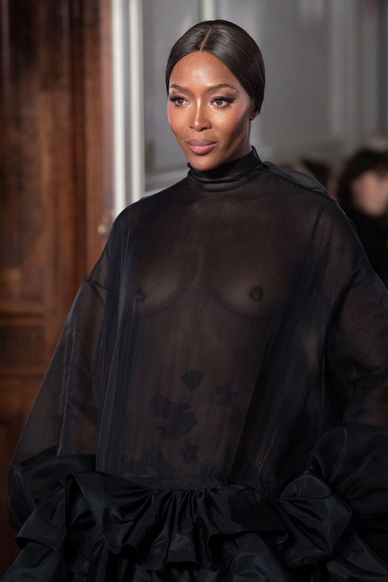 Naomi Campbell, super transparentă pe podiumul de modă la 48 de ani | FOTO