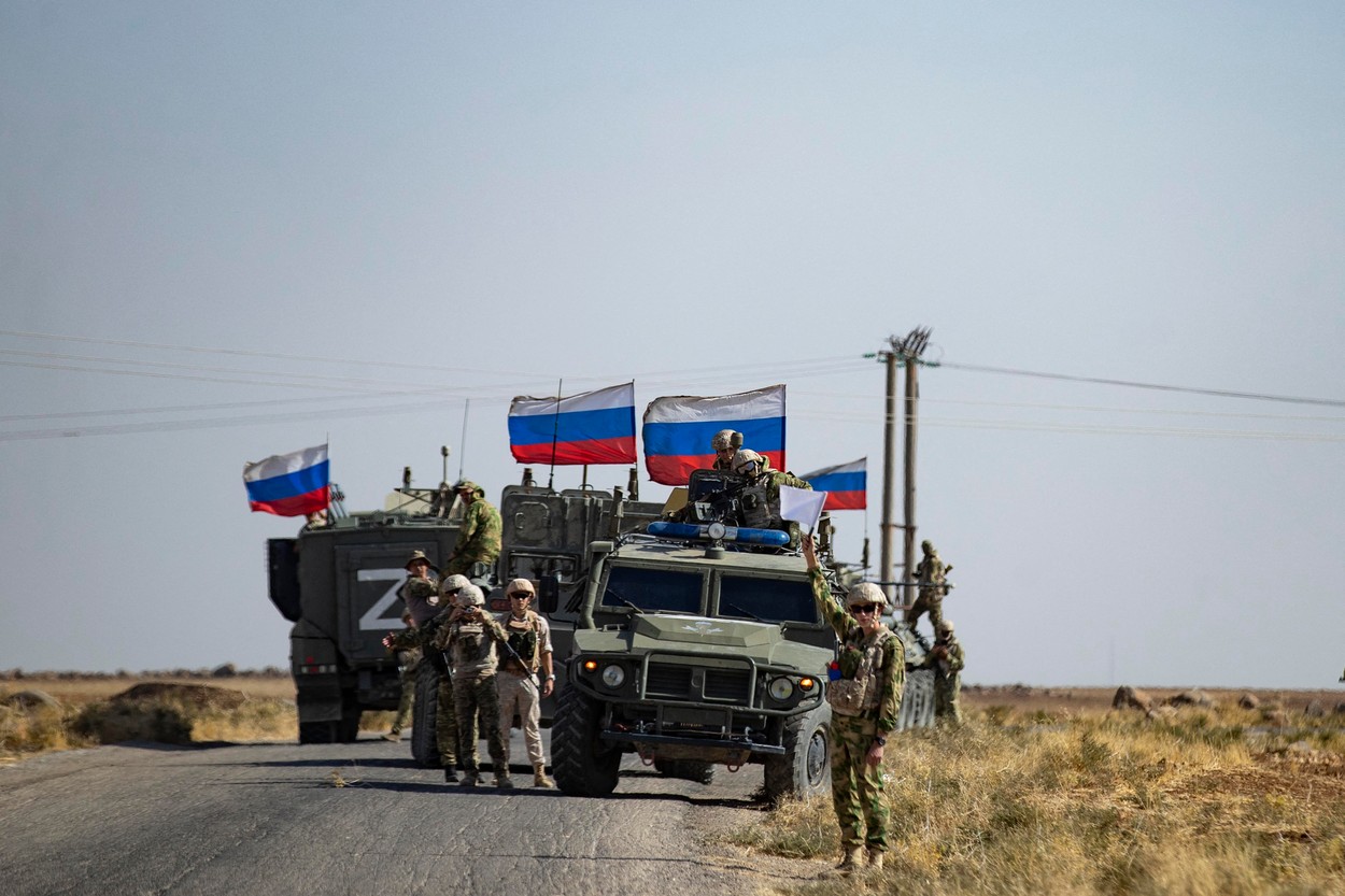 Un „rar moment" de simpatie între trupele ruse și americane din Siria: cum au fost surprinși soldații celor două țări pe un câmp petrolier