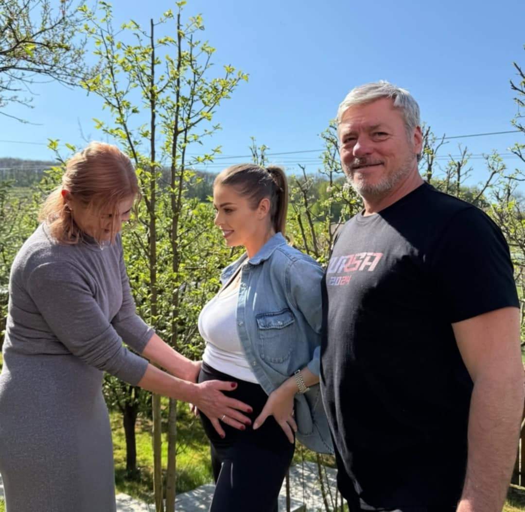 Imagini emoționante cu părinții Roxanei Nemeș, după ce au aflat că vor deveni bunici. „Nu vă pot explica”