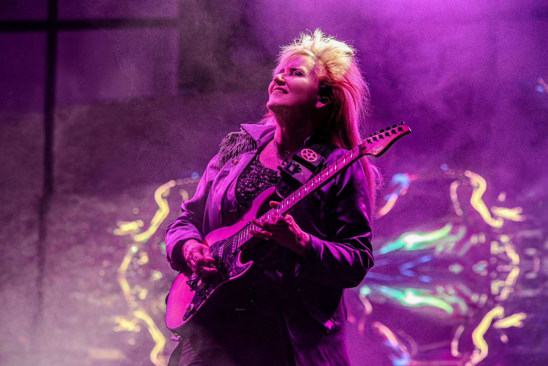 Jennifer Batten, chitarista lui Michael Jackson: „A ales să cânte la București pentru a ridica moralul românilor, care veneau după teribila perioadă a comunismului” 