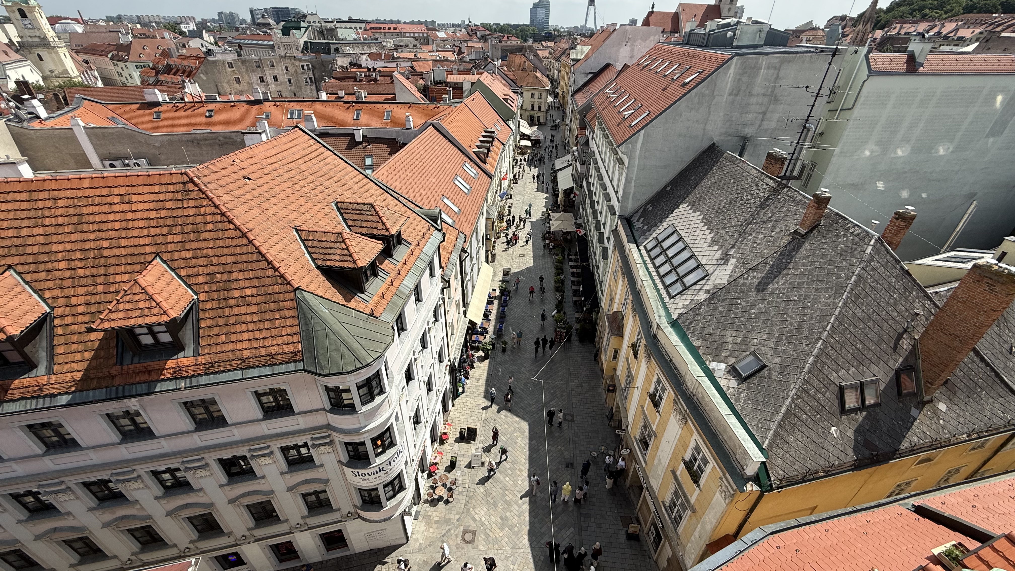 Cât plătești pentru un tuns și bărbierit la o frizerie de cartier din Bratislava: buget de restaurant în România