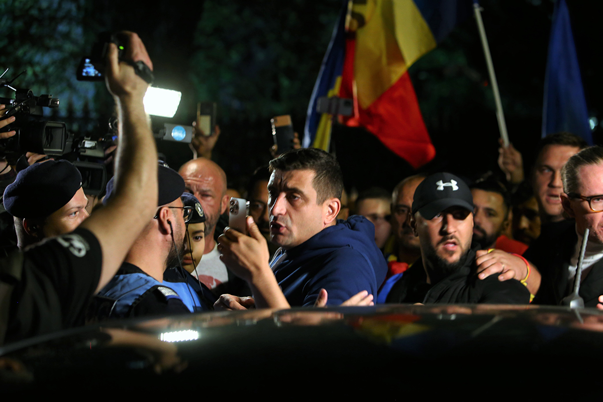 George Simion și Diana Șoșoacă s-au certat pe protestul din Piața Victoriei. Senatoarea a virat de la „Bine ați venit, fraților!”, la „Trădătorule, ți-ai bătut joc de AUR!”