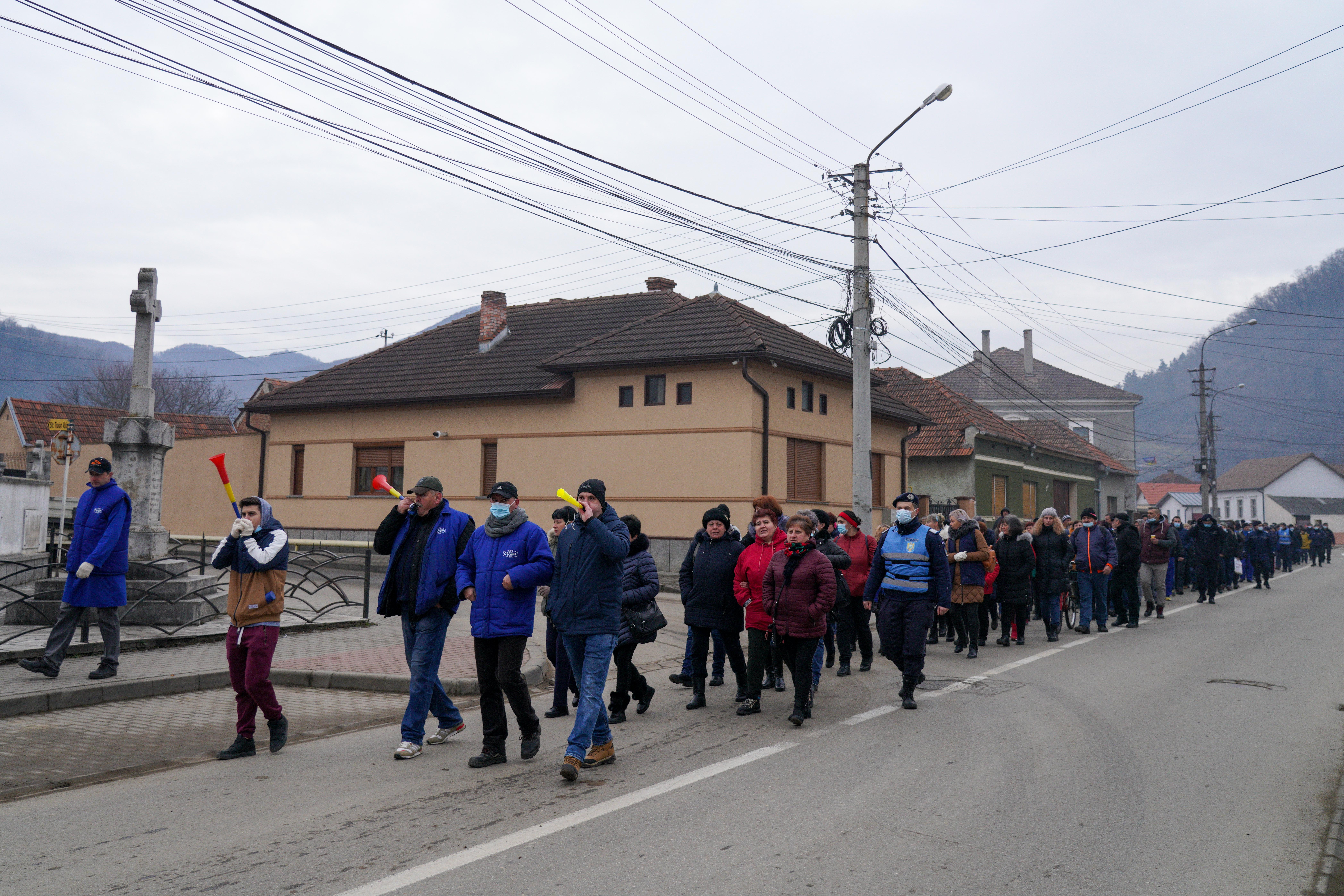 REPORTAJ | Disperarea muncitorilor din Cugir care fac muniție pentru NATO. „După 40 de ani câștig 1.800 de lei. Ce ne mai rămâne după factura la gaz?”