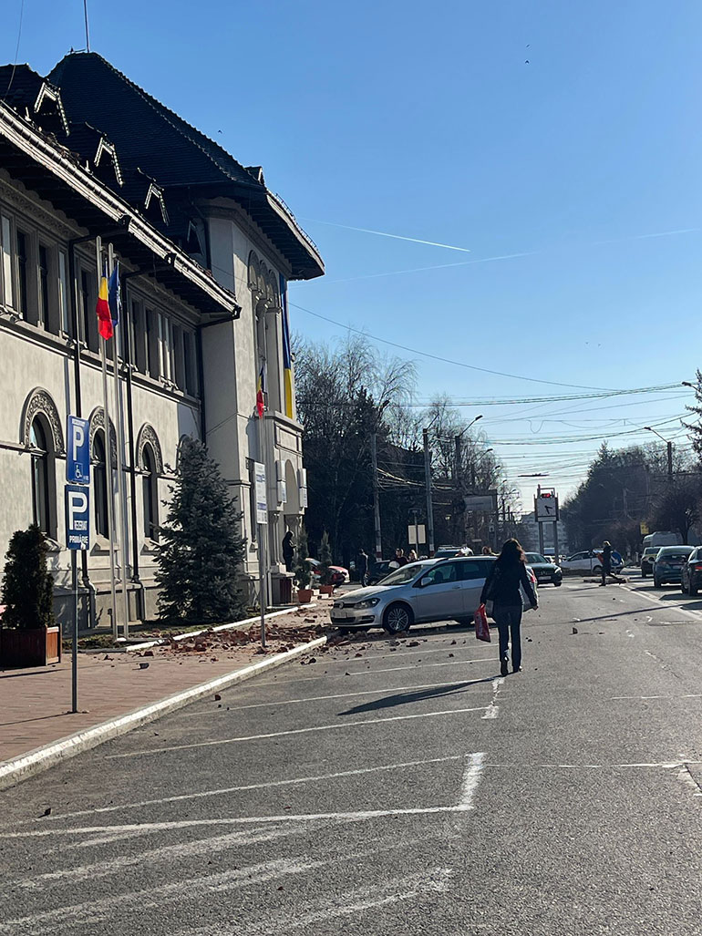 Imagini cu urmările cutremurului de 5,7 grade din Oltenia. Mai multe clădiri au fost avariate