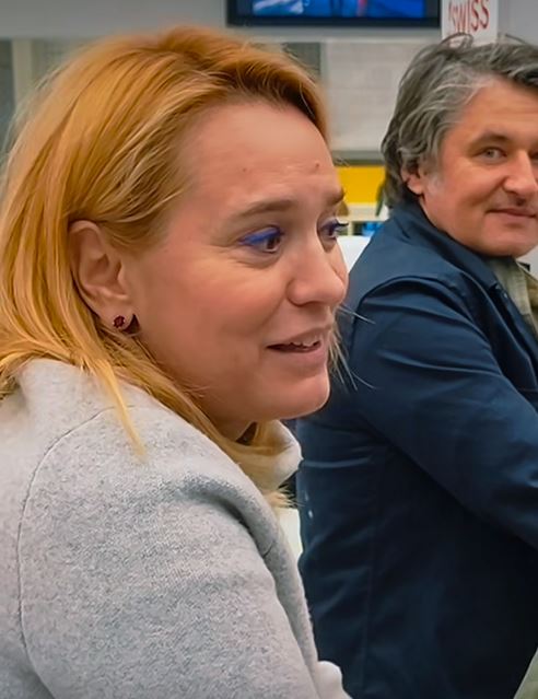 Andreea Esca, filmată pe aeroport cântând imnul Rapidului, înainte de zborul spre Dubai VIDEO