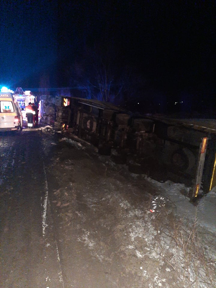 După ce l-a salvat, un pompier i-a dat propriii săi bocanci unui șofer rămas desculț după un accident