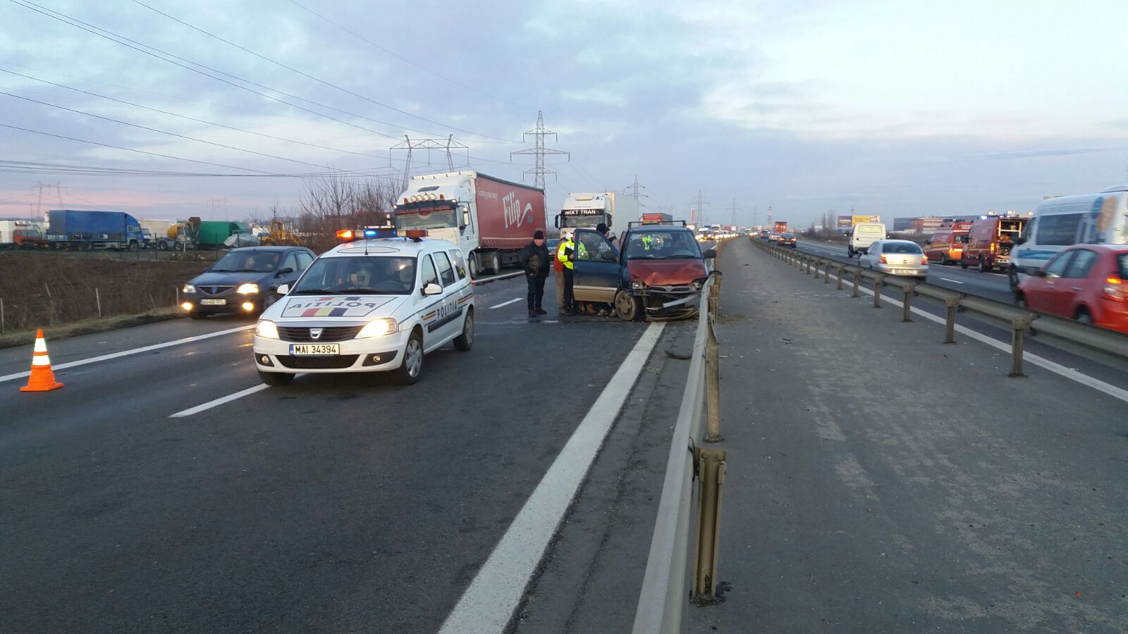 FOTO/ Accident pe A1 între un TIR și două mașini. 11 persoane implicate