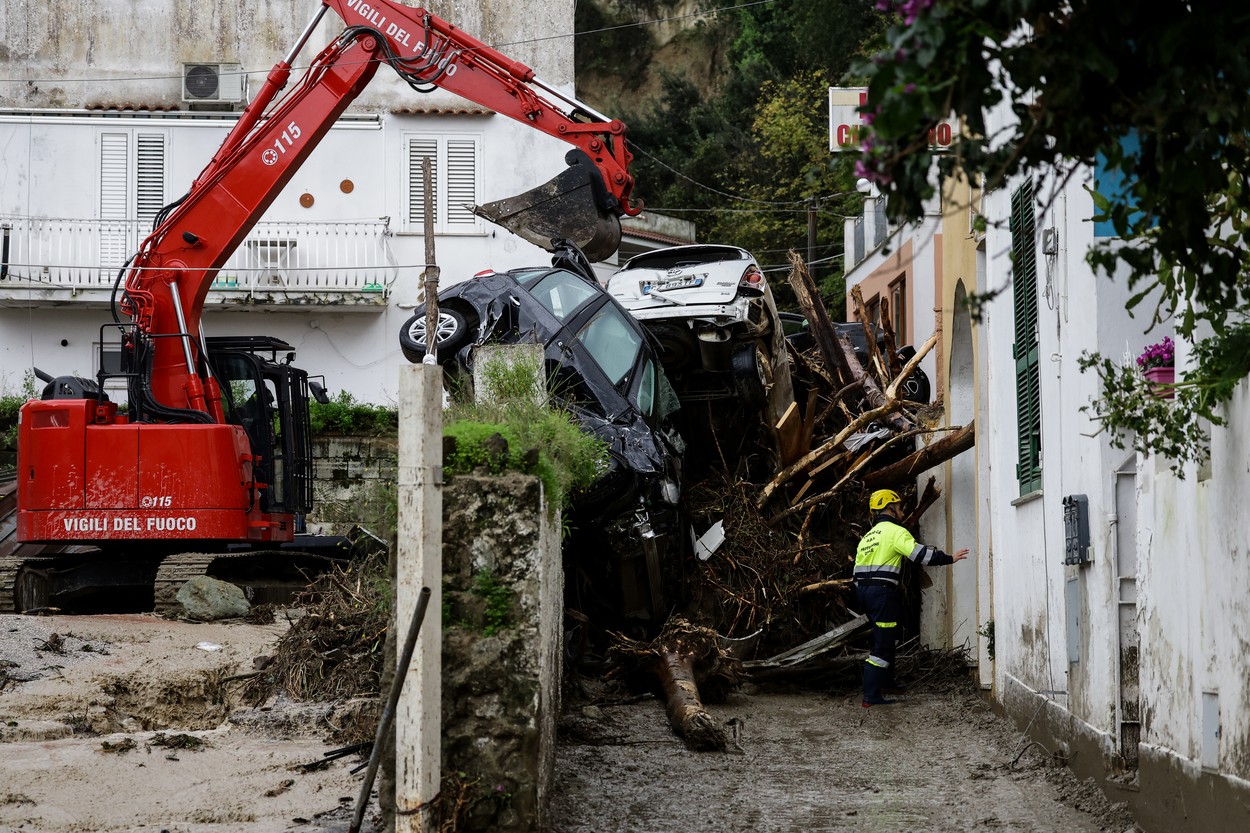Alunecare masivă de teren pe insula italiană Ischia. O persoană a murit, 11 sunt date dispărute și zeci de case au fost înghițite de ape