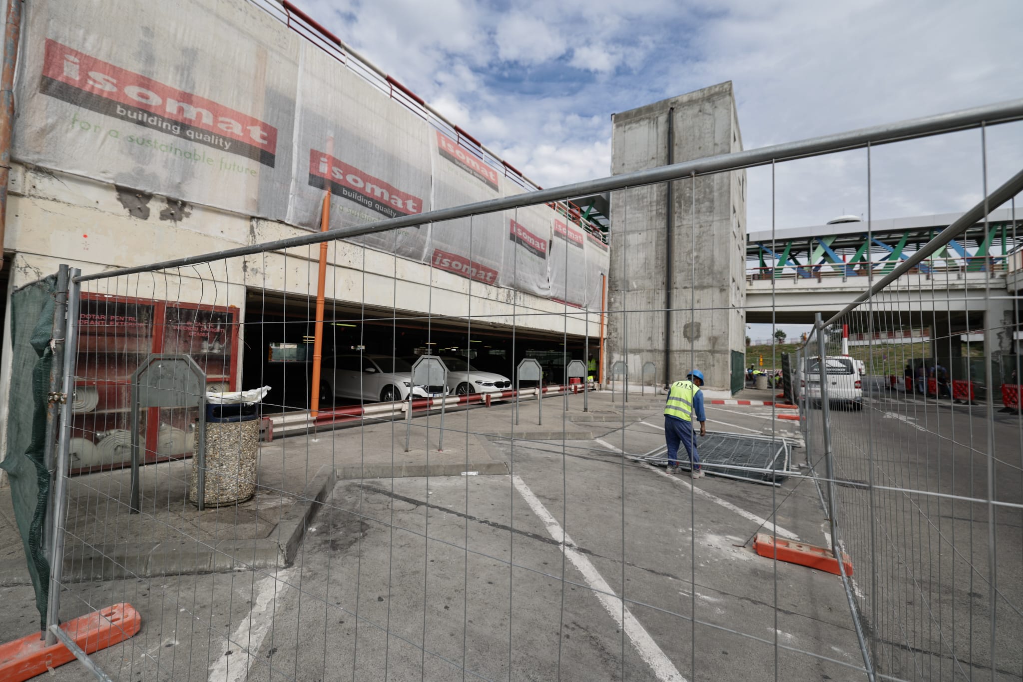 Parcarea Sosiri de la Aeroportul Henri Conadă a fost închisă astăzi: la toamnă se deschide una nouă, pe 4 niveluri