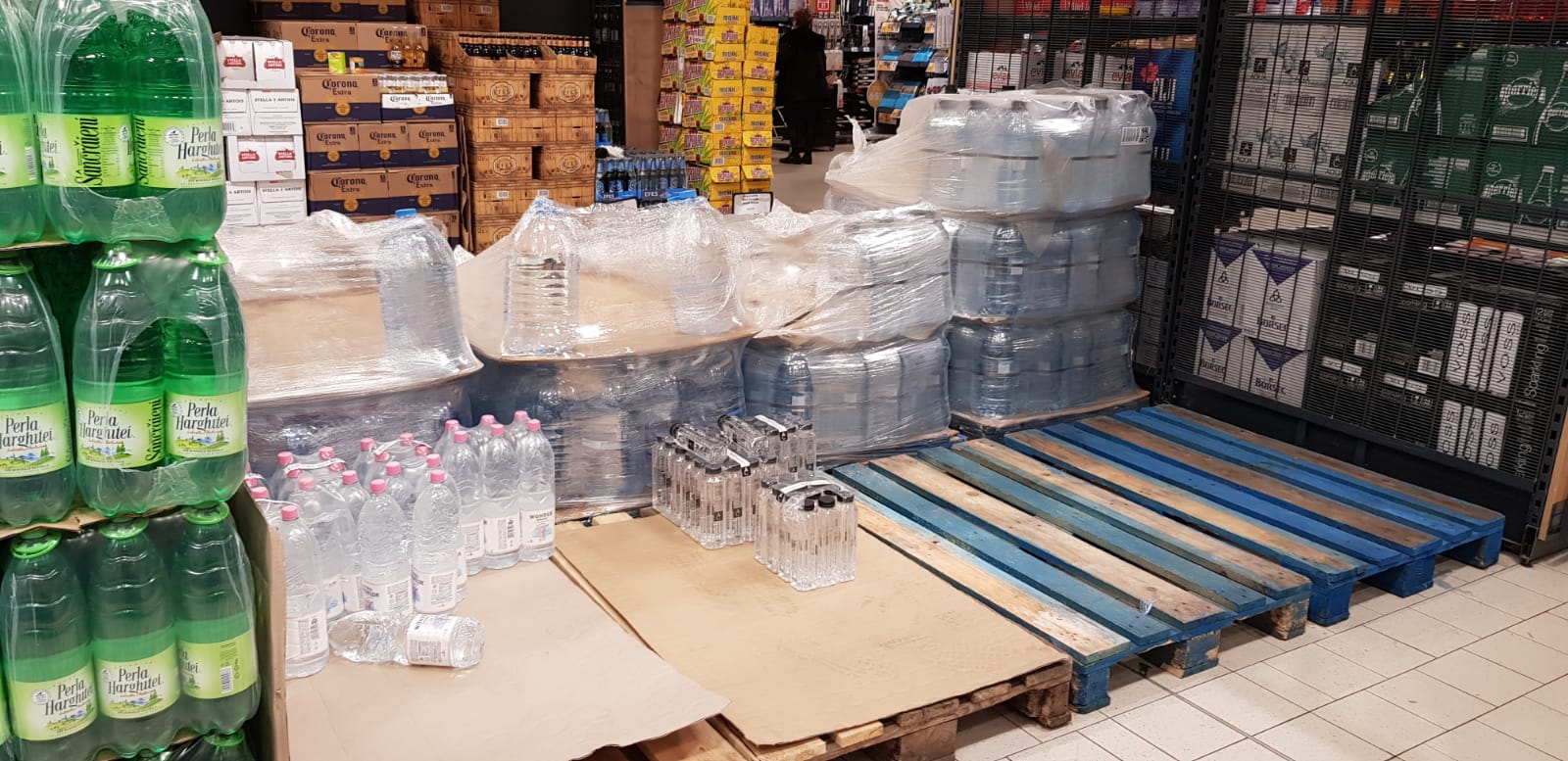 FOTO | Cozi la supermarketuri, de teama coronavirusului: „Ca de Crăciun, Paște sau 1 Mai a fost”