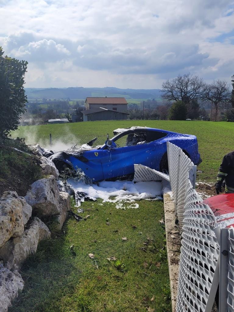 Două Ferrari care se întreceau pe un drum de țară din Italia au ratat o curbă și au zburat în gardul unei vile, apoi unul a luat foc | VIDEO