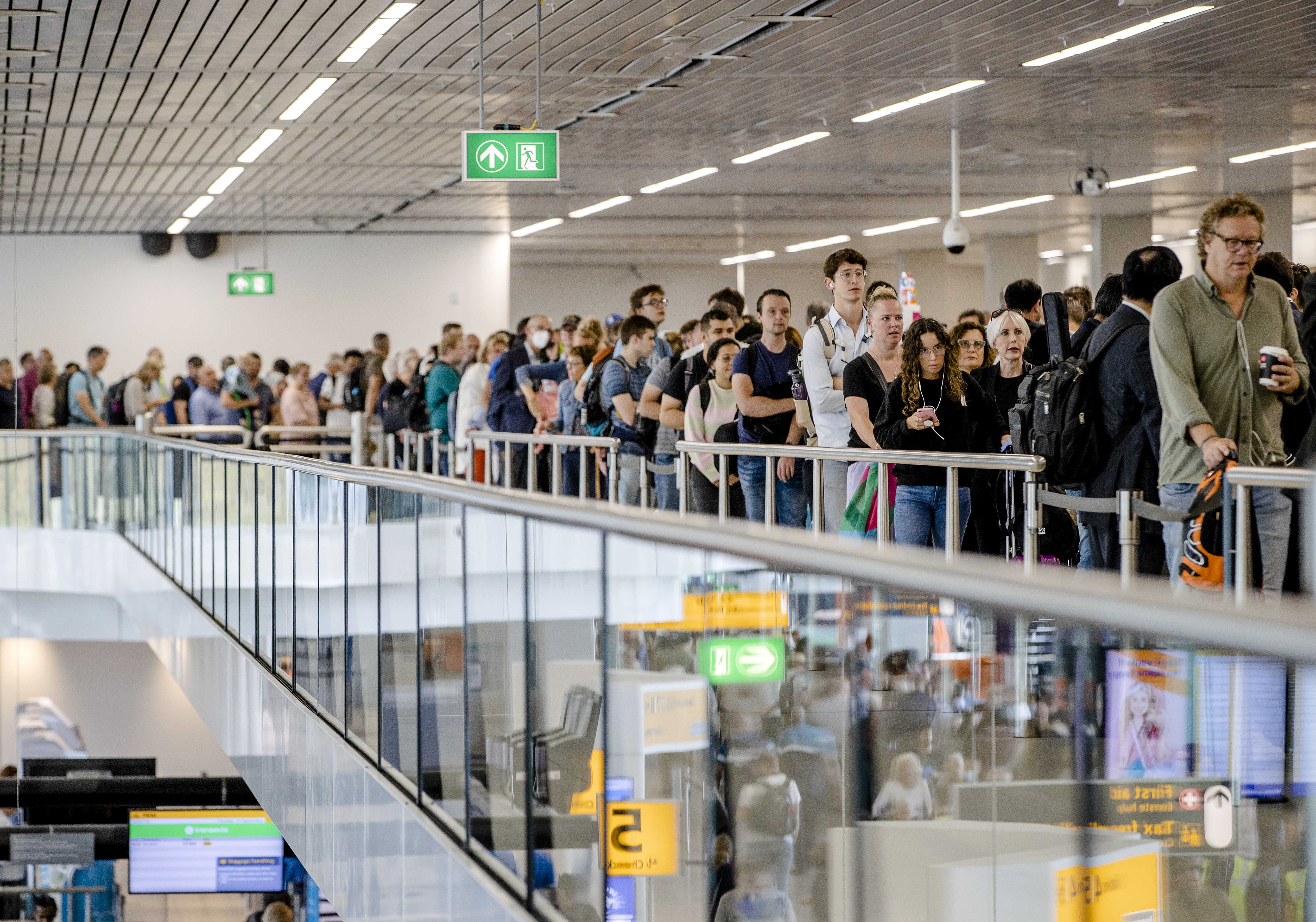 Haos pe Aeroportul Schiphol din Amsterdam. Pasagerii au așteptat ore în șir la cozi după ce zeci de zboruri au fost anulate