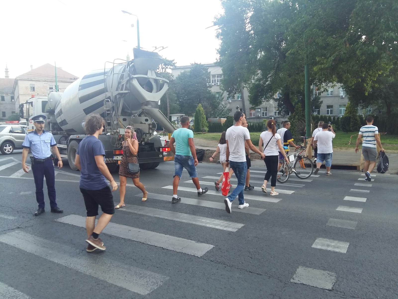 Protest eșuat pe zebră, în centrul Timișoarei. S-a lăsat cu înjurături ca la ușa cortului/ FOTO