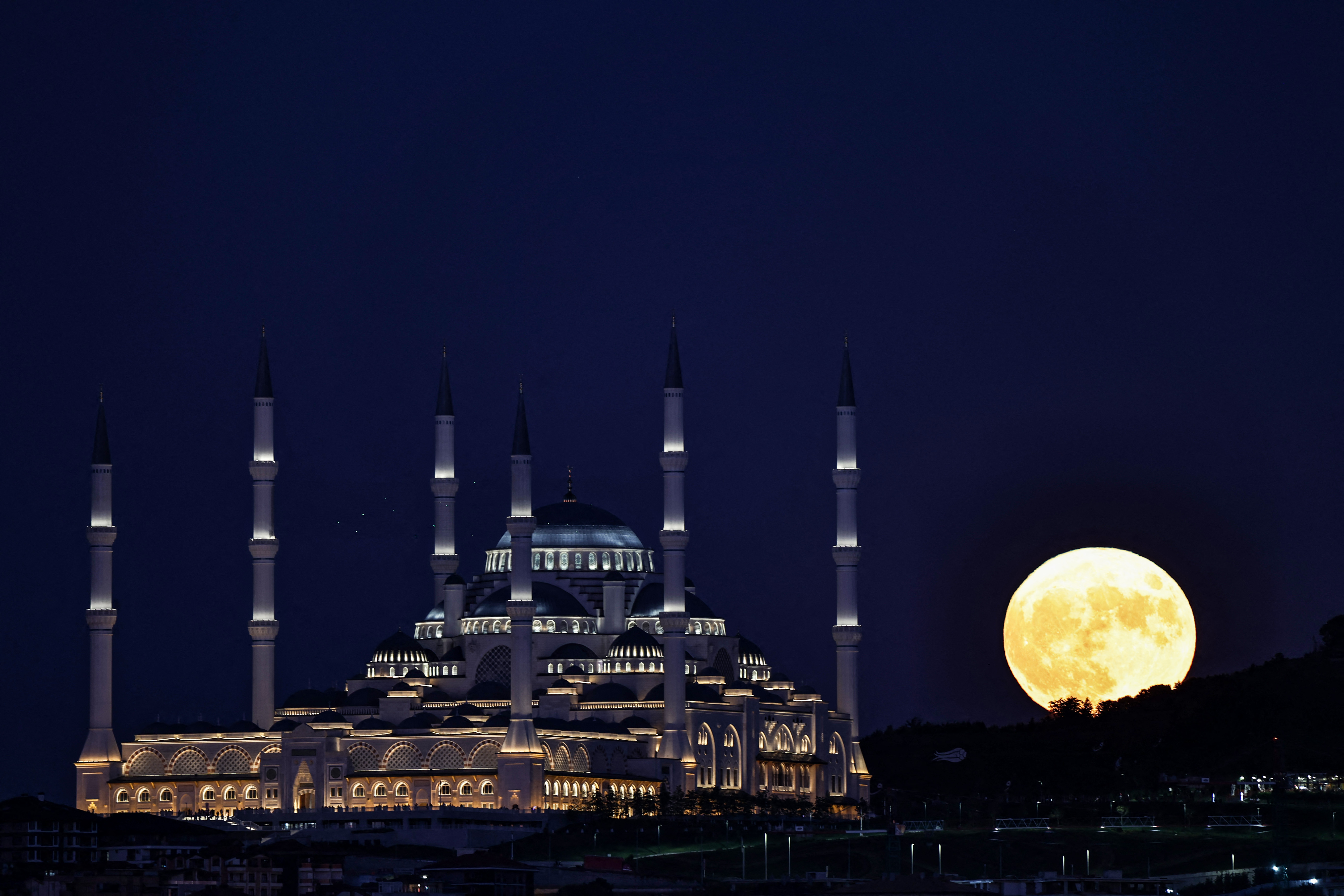 SuperLuna, văzută din marile orașe ale lumii. Imagini spectaculoase cu fenomenul astronomic
