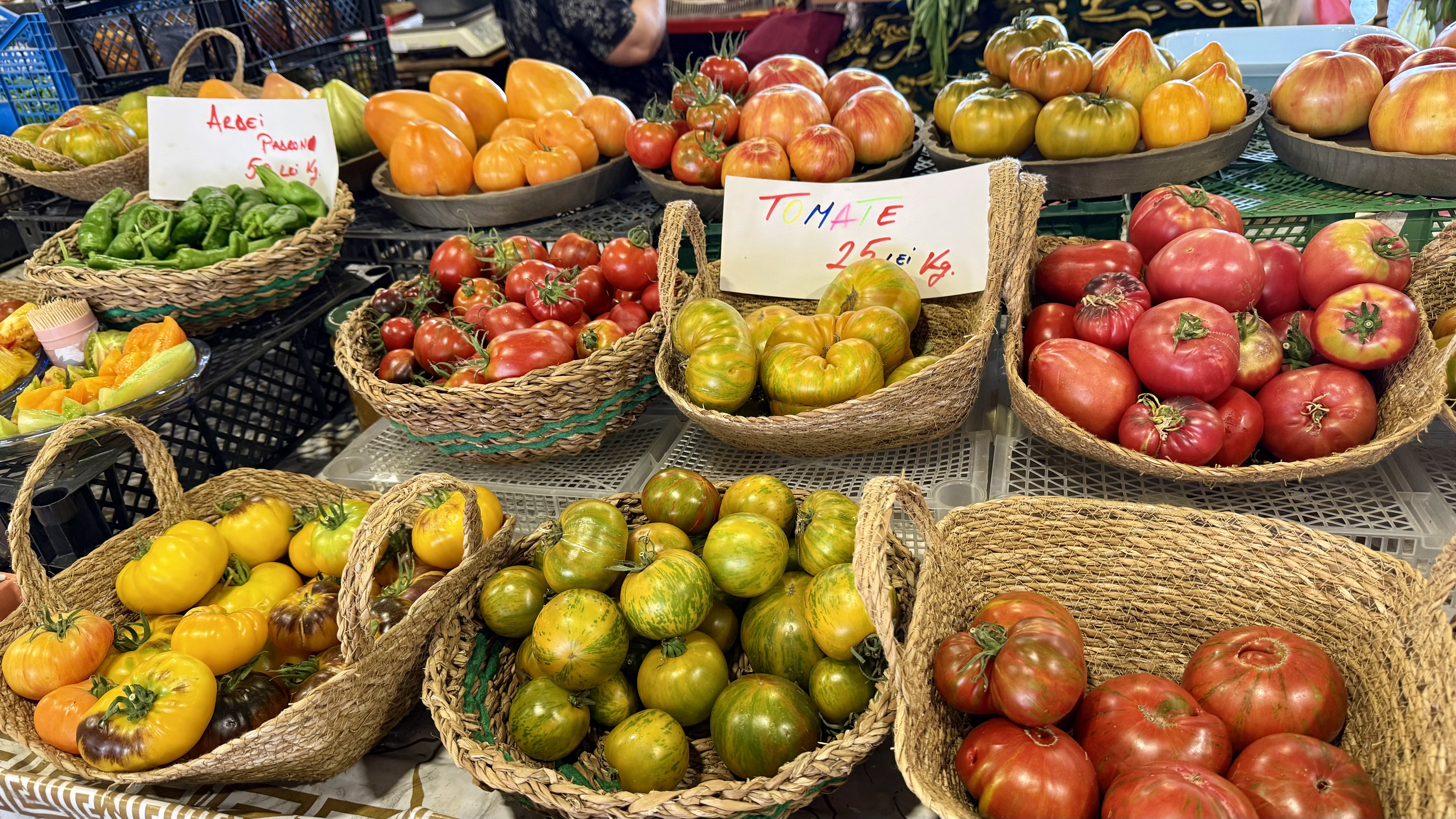Toată lumea se oprește la această tarabă cu roșii din Piața Obor. Cât costă kilogramul de roșii negre, galbene și portocalii