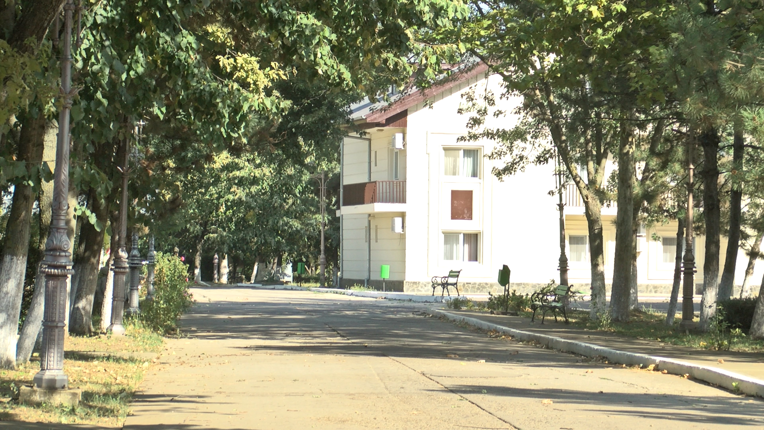 VIDEO/ Dallasul de România, ”uitat” de timp și părăsit de turiști! De la ranch-ul milionarilor la azil de bătrâni